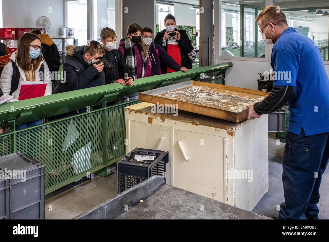 VISITA SCOLASTICA AD UN PROGETTO CULTURALE PER GLI STUDENTI DI OTTAVA CLASSE DELLA SCUOLA MEDIA VICTOR HUGO DI RUGLES, FABBRICA DELLA MANIFATTURA BOHIN, CONSERVATORIO VIVENTE DELL'AGO E DEL PIN, SAINT-SULPICE-SUR-RISLE, ORNE (61), FRANCIA Foto Stock