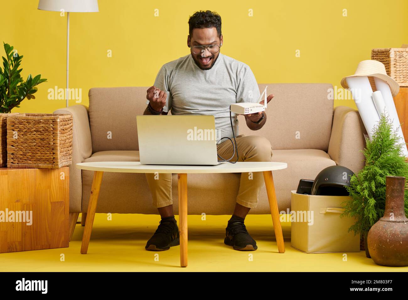 Entusiasta uomo felice dopo aver installato il router wi-fi a casa Foto Stock