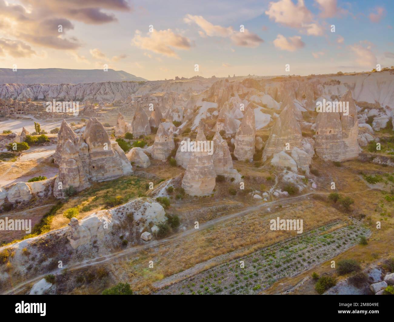 Splendida vista sulle montagne della Cappadocia e le case delle grotte. Turchia Foto Stock