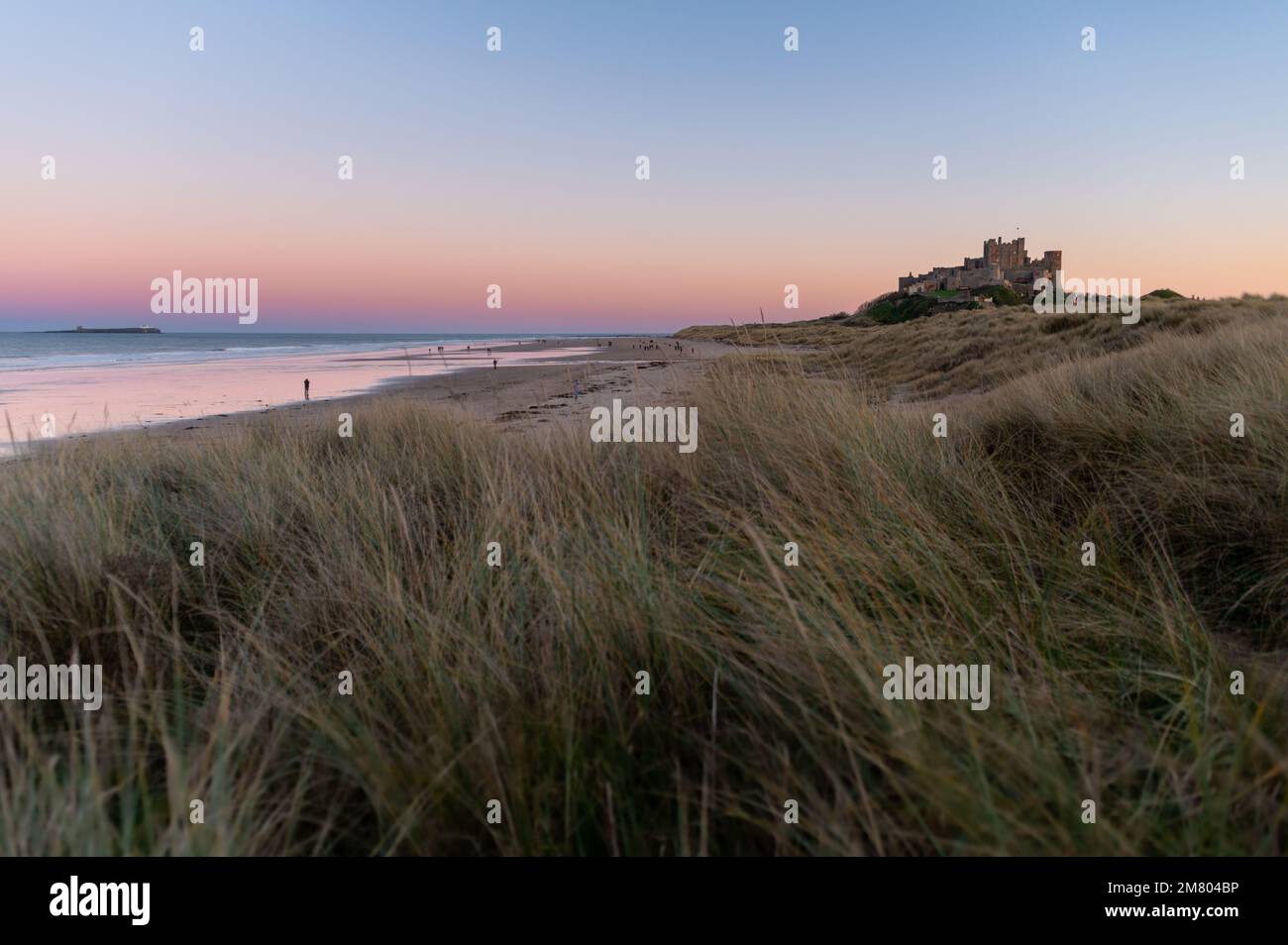 Bambburgh spiaggia al tramonto, Regno Unito Foto Stock