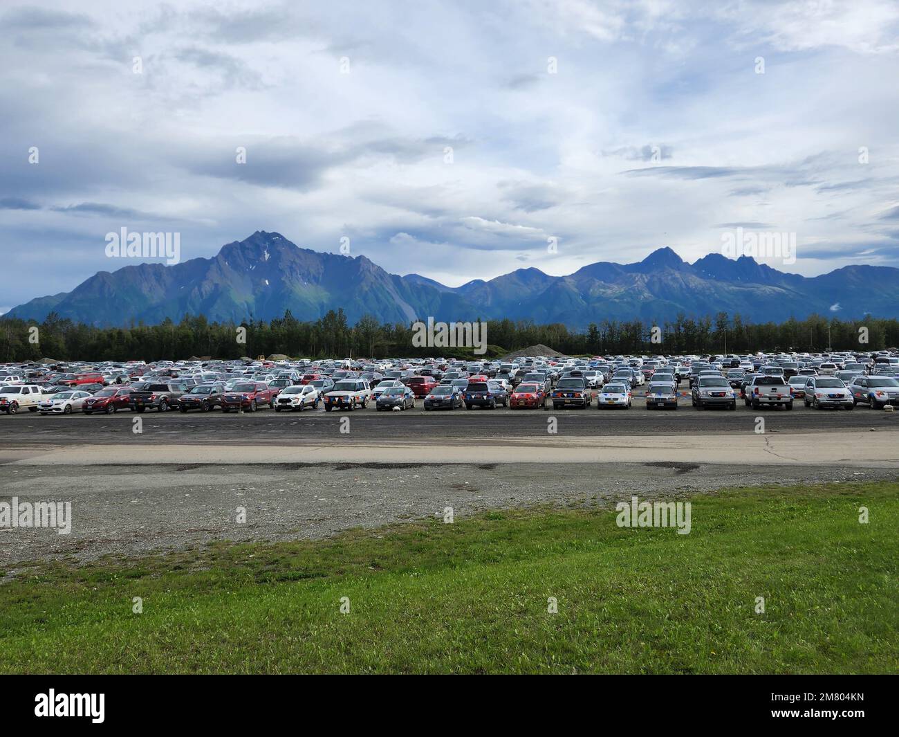 Un parcheggio della fiera statale con le Chugach Mountains sullo sfondo a Palmer, Alaska, USA. Foto Stock