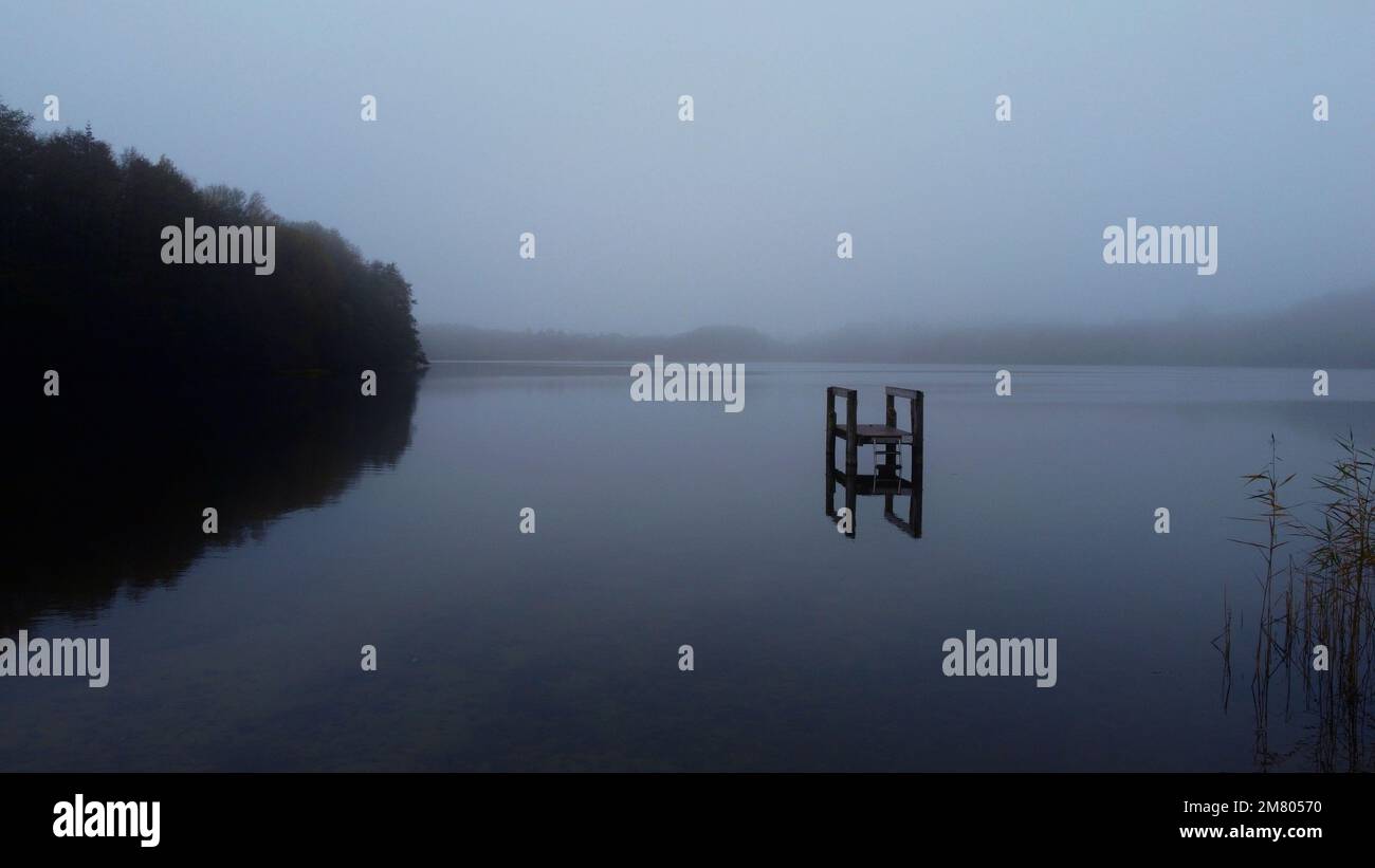 Una fredda giornata autunnale in un piccolo lago dello Schleswig Holstein, in Germania Foto Stock