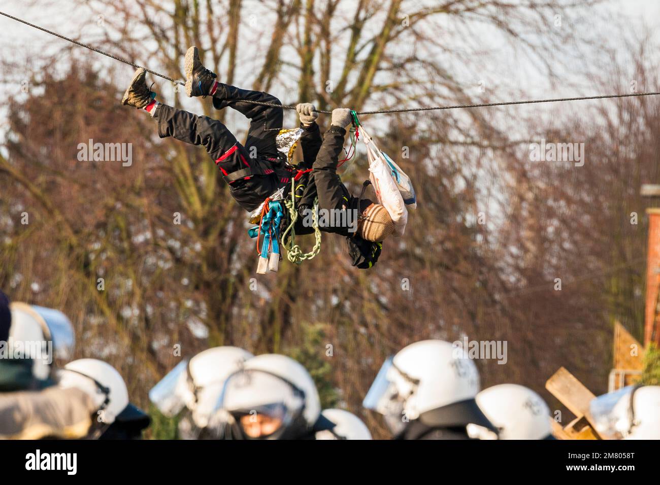 Gli attivisti si sono barricati nel "villaggio tedesco di carbone marrone" di Lutzerath, nella Renania settentrionale-Vestfalia. Gli attivisti occupano il villaggio da più di due anni per evitare che venga spazzato via dalla faccia della terra, come concordato in un accordo raggiunto dalla politica. La società energetica RWE mina lignite lì, che gli attivisti colpevolizzano per il riscaldamento globale e l'inquinamento da CO2. La mattina presto, la polizia ha cominciato ad evacuare il villaggio. Foto Stock