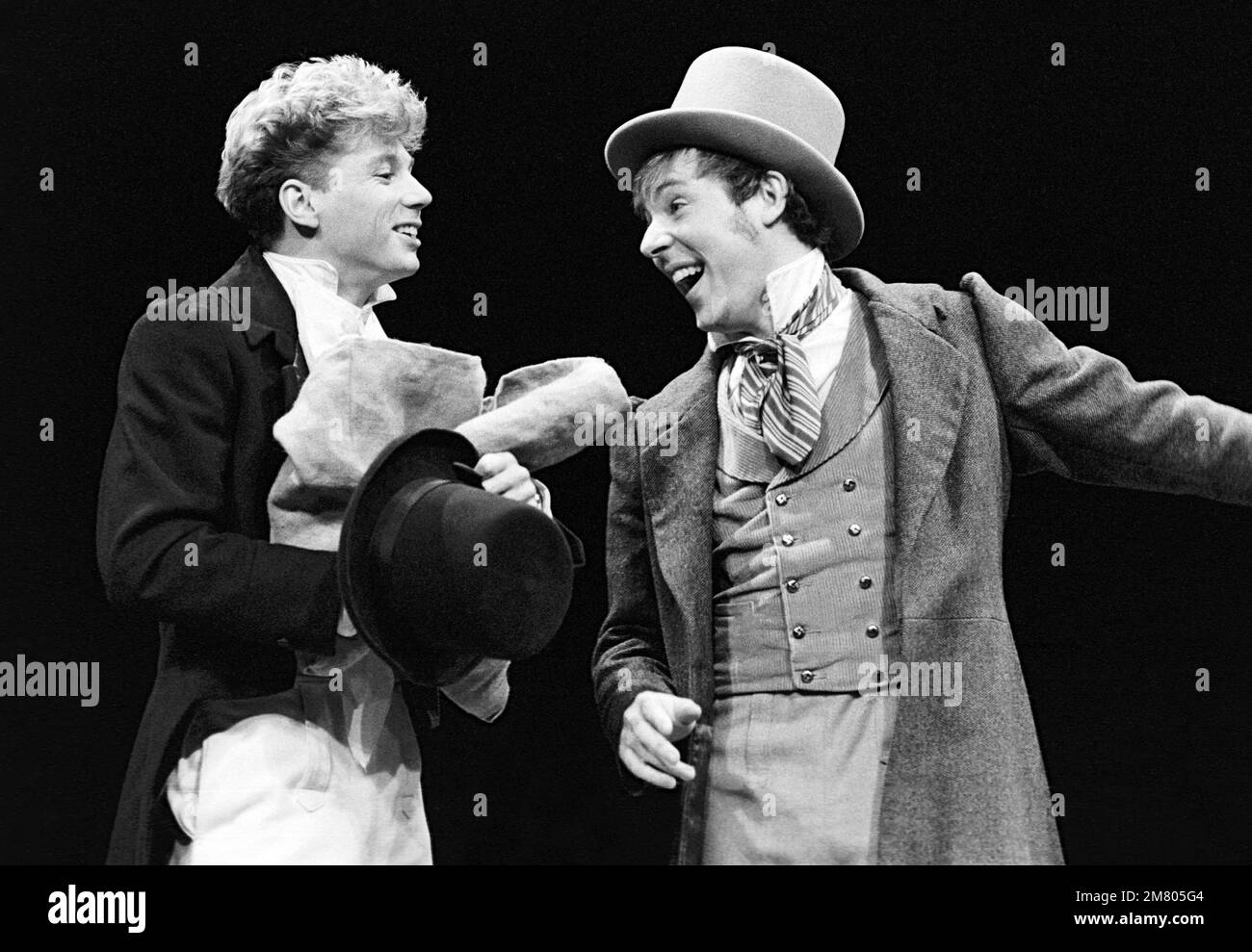 l-r: Ian McCurrach (PIP), Collin Johnson (Herbert Pocket) in GRANDI ASPETTATIVE da Charles Dickens al Vic Vecchio, Londra SE1 02/01/1985 adattato & diretto da Peter Coe disegno: Peter Rice illuminazione: Mark Henderson Foto Stock