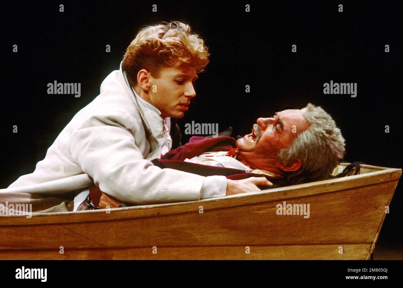 Magwitch muore - l-r: Ian McCurrach (PIP), Roy Dotrice (Magwitch) in GRANDI ASPETTATIVE di Charles Dickens al Vic Vecchio, Londra SE1 02/01/1985 adattato e diretto da Peter Coe design: Peter Rice lighting: Mark Henderson Foto Stock