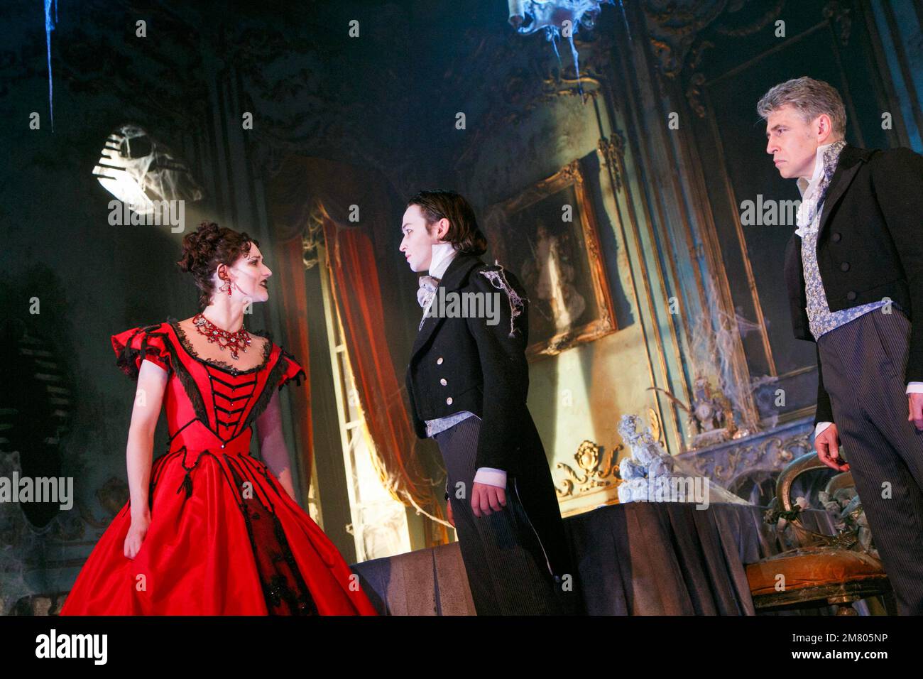 l-r: Grace Rowe (Estella), Taylor Jay-Davies (Young PIP), Paul Nivison (Adult PIP) in GRANDI ASPETTATIVE di Charles Dickens al Teatro Vaudeville, Londra WC2 06/02/2013 adattato da Jo Clifford ideato e diretto da Graham McLaren scenografia: Robin Peoples Costumi: Annie Gosney & Graham McLaren illuminazione: Kai Fischer Foto Stock