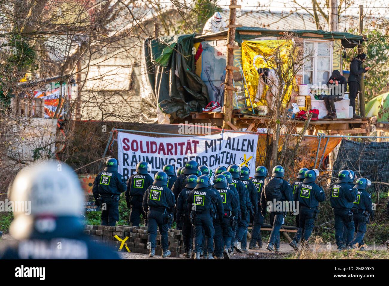 Gli attivisti si sono barricati nel "villaggio tedesco di carbone marrone" di Lutzerath, nella Renania settentrionale-Vestfalia. Gli attivisti occupano il villaggio da più di due anni per evitare che venga spazzato via dalla faccia della terra, come concordato in un accordo raggiunto dalla politica. La società energetica RWE mina lignite lì, che gli attivisti colpevolizzano per il riscaldamento globale e l'inquinamento da CO2. La mattina presto, la polizia ha cominciato ad evacuare il villaggio. Foto Stock