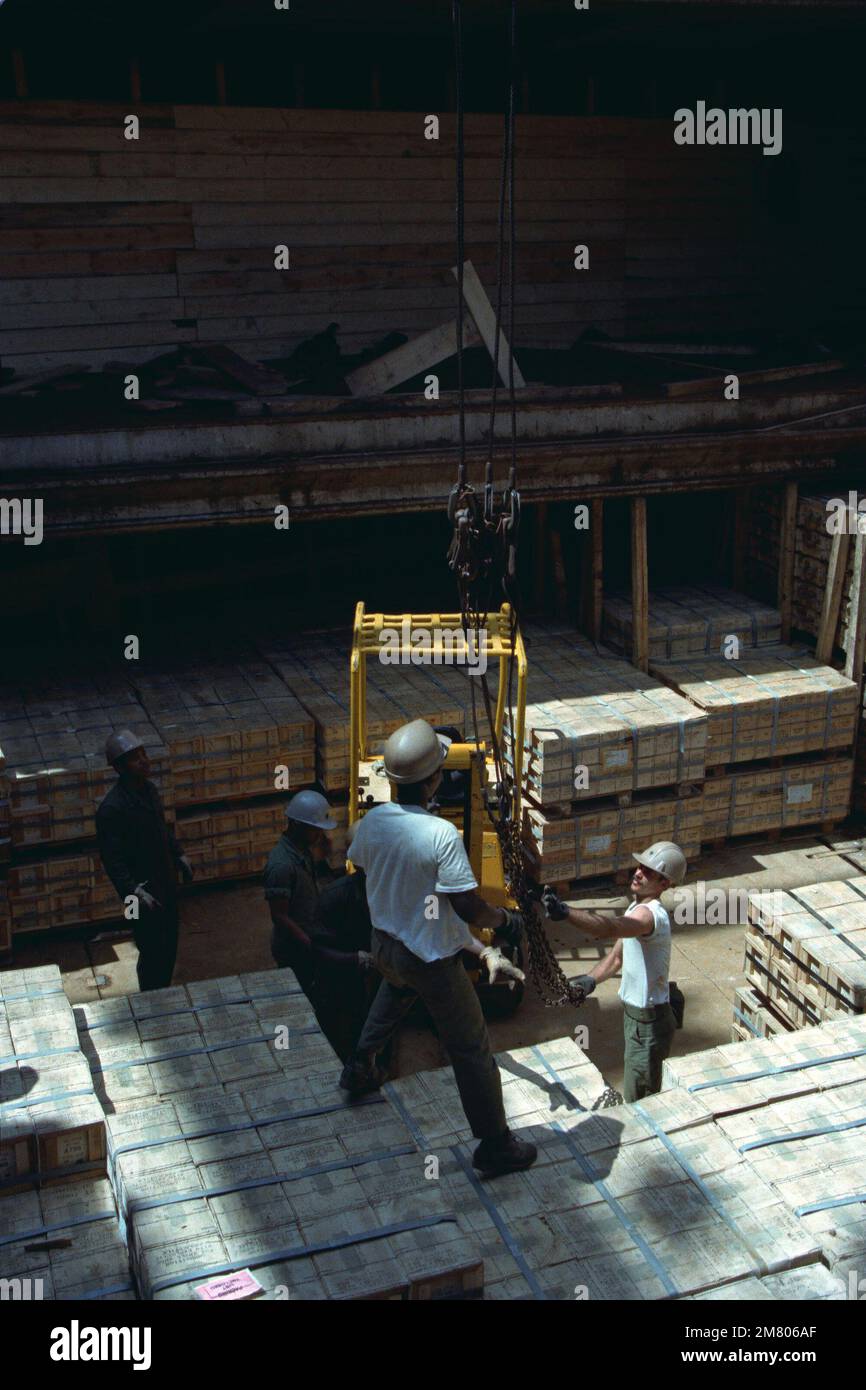 I pallet con gusci da 155 mm vengono sollevati da una nave da carico durante le operazioni DI SALVATAGGIO condotte dalle società di trasporto 155th, 567th e 870th. Soggetto operativo/Serie: LIFELINE base: Southport Stato: North Carolina (NC) Paese: Stati Uniti d'America (USA) Foto Stock