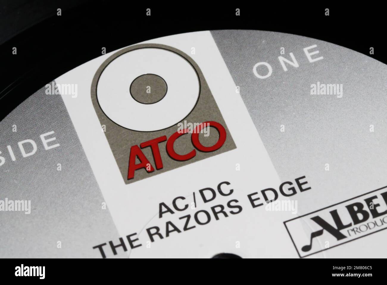 Viersen, Germania - Novembre 9. 2022: Primo piano del disco in vinile isolato con il logo dell'etichetta ATCO Records sul bordo dell'album razors dell'AC DC Foto Stock