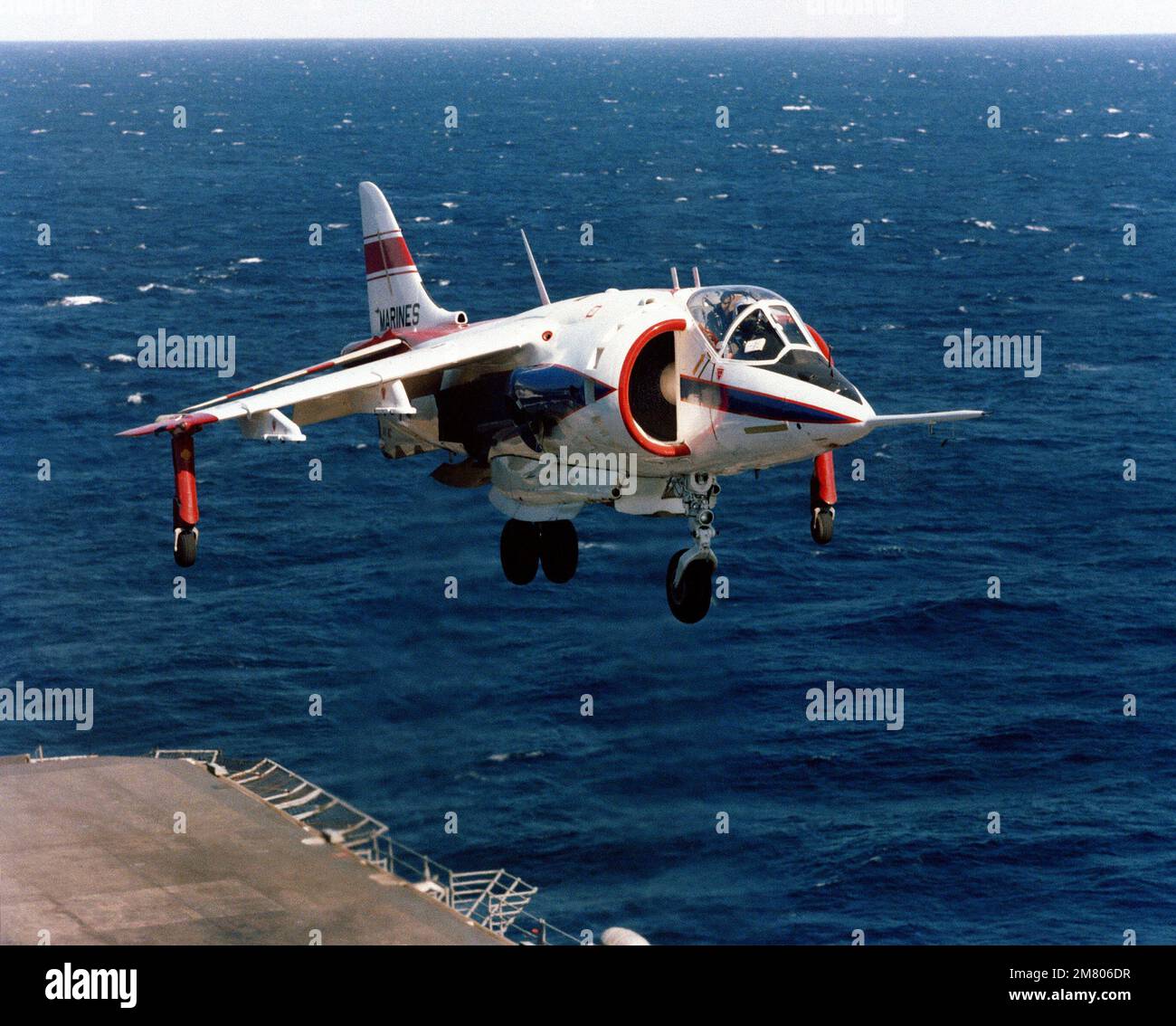Vista frontale destra di un aeromobile AV-8C Harrier verticale/a decollo e atterraggio corto (V/STOL) in volo. La Harrier, prodotta da McDonnell-Douglas, Inc., è in fase di test e valutazione. Paese: Sconosciuto Foto Stock
