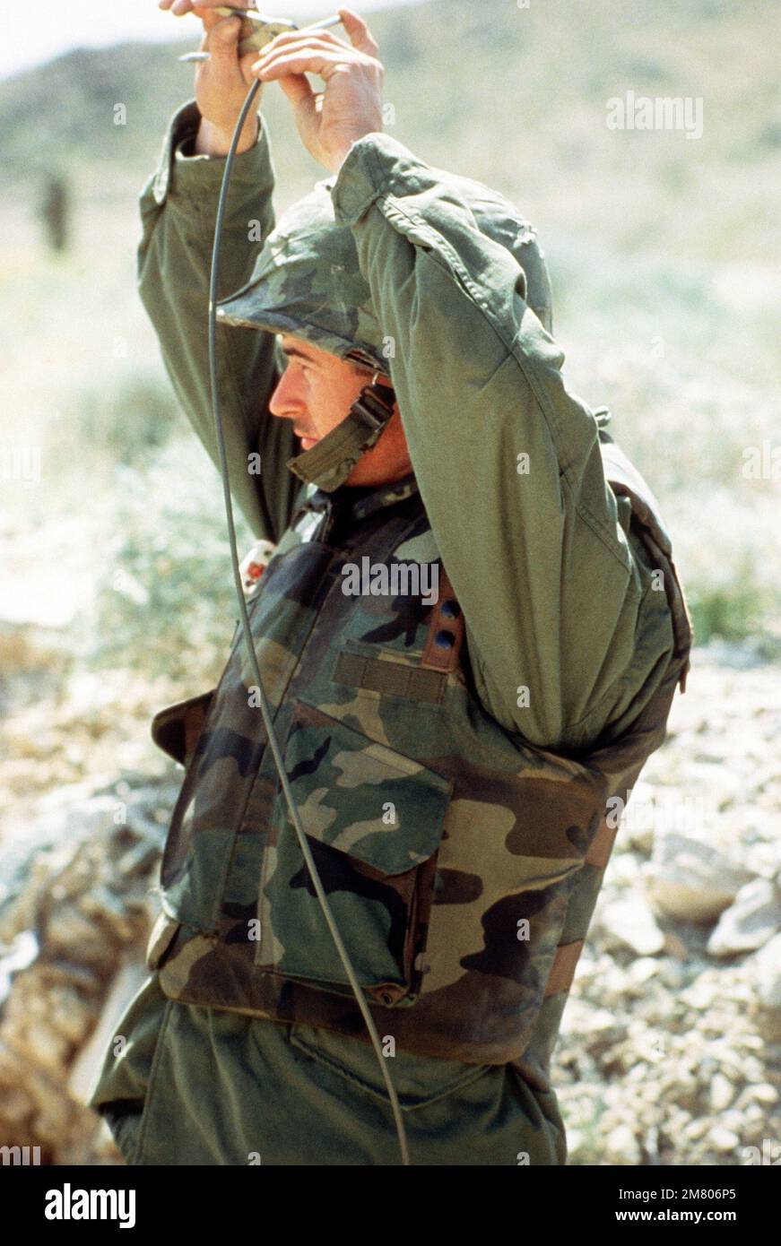 CPL Wheeler dei Second Combat Engineers, aggraffa il cappuccio di brillamento per una carica di dinamite mentre costruisce una trappola serbatoio durante gli esercizi Combined Arms cinque e sei. Base: Twentynine Palms Stato: California (CA) Paese: Stati Uniti d'America (USA) Foto Stock