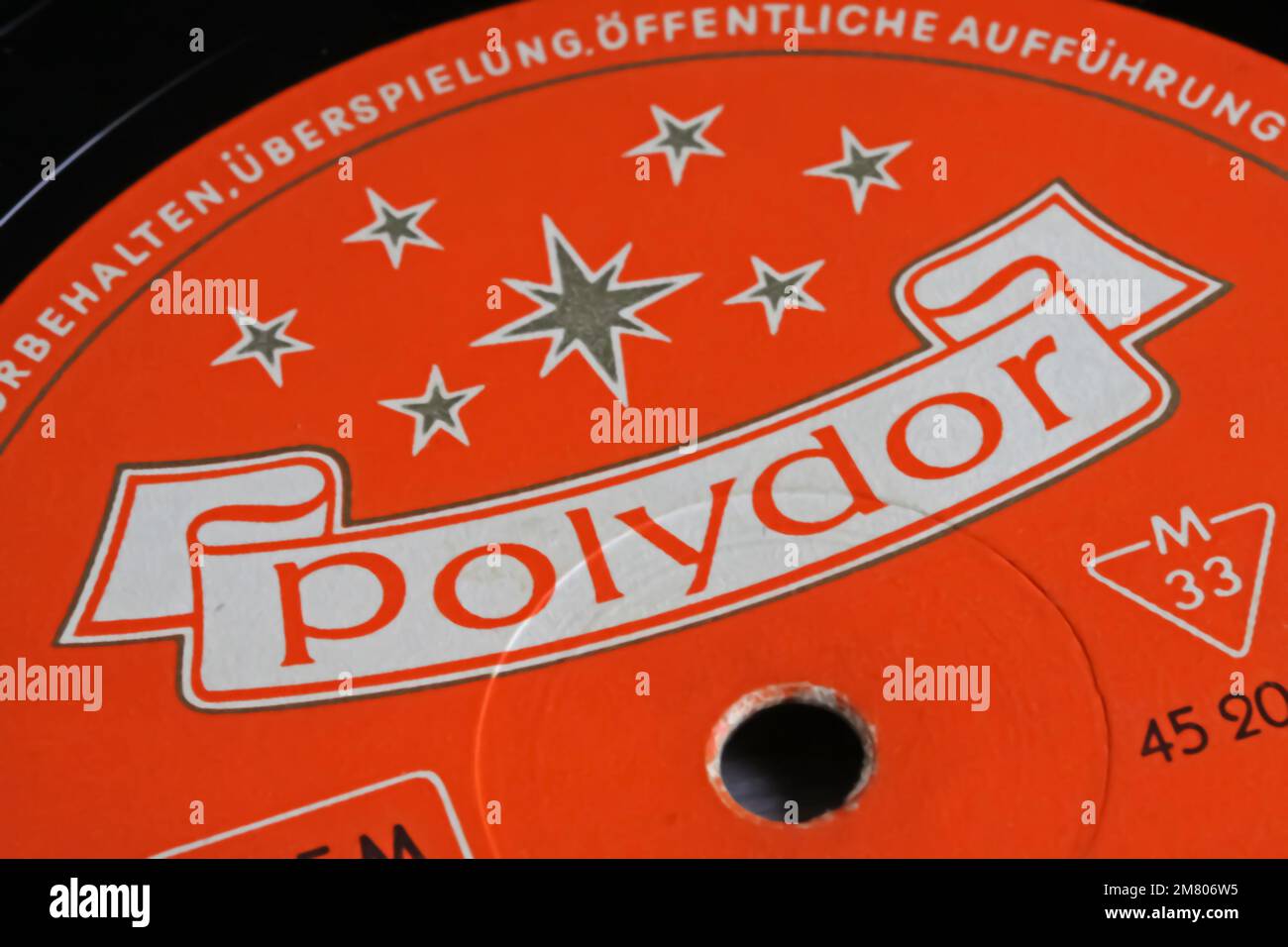 Viersen, Germania - Novembre 9. 2022: Primo piano del disco in vinile isolato con il logo di Polydor registra l'etichetta musicale Foto Stock