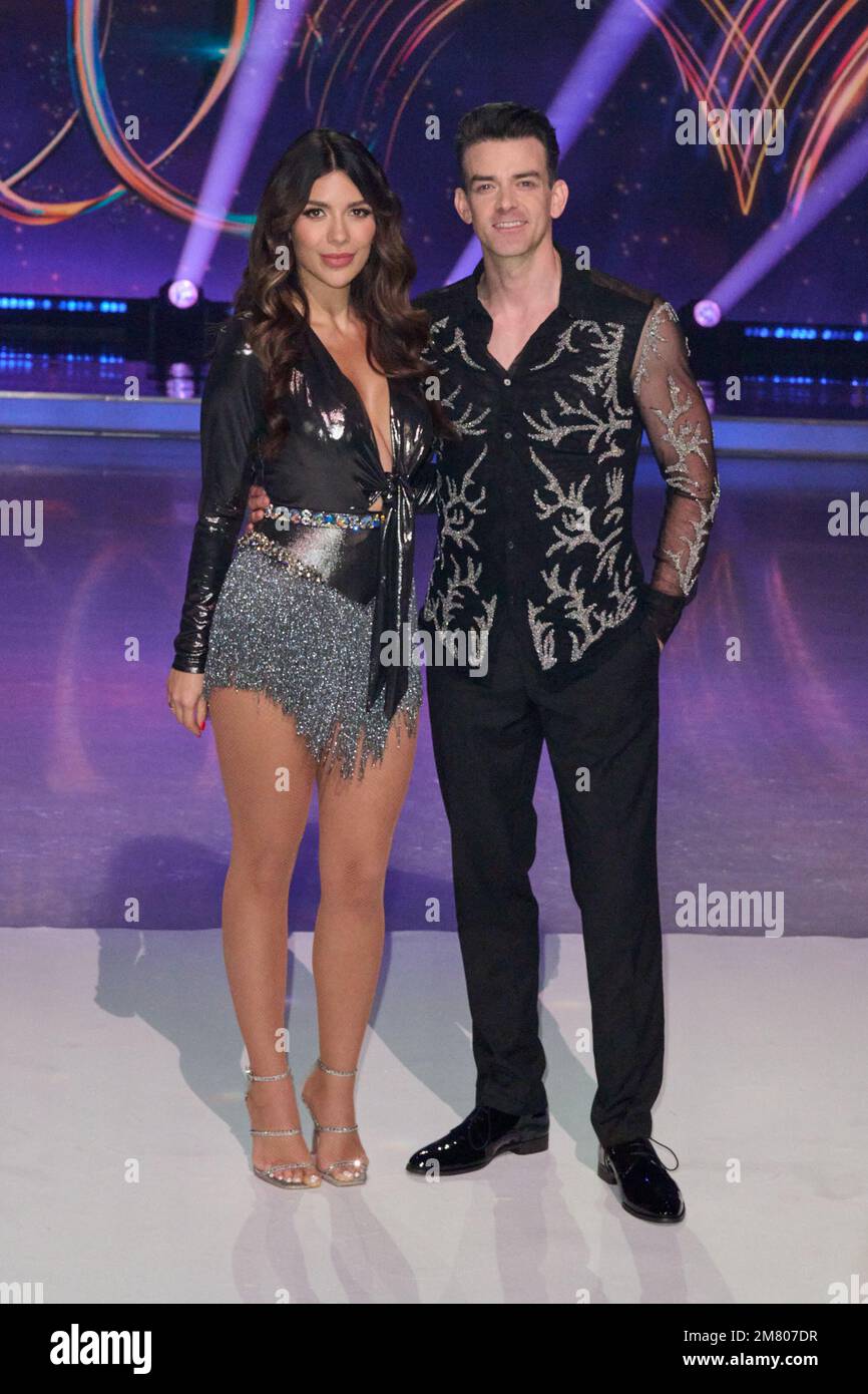 Hemel Hempstead, Regno Unito. 11 gennaio 2023. Ekin-su Cülcüloğlu e Brendyn Hatfield hanno mostrato in una foto per la nuova serie di Dancing on Ice tenutasi presso gli ITV Studios. Credit: Alan D West/EMPICS/Alamy Live News Foto Stock