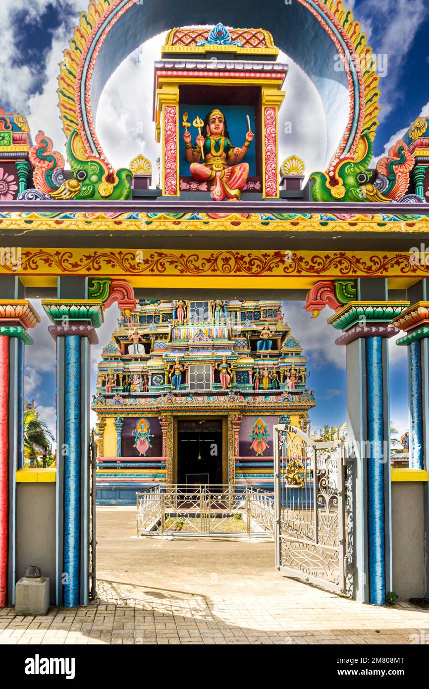 2021 Dicembre - porta principale dell'Amma Tookay, un famoso tempio Tamil con architettura dravidiana a Camp Diable, Mauritius. Foto Stock
