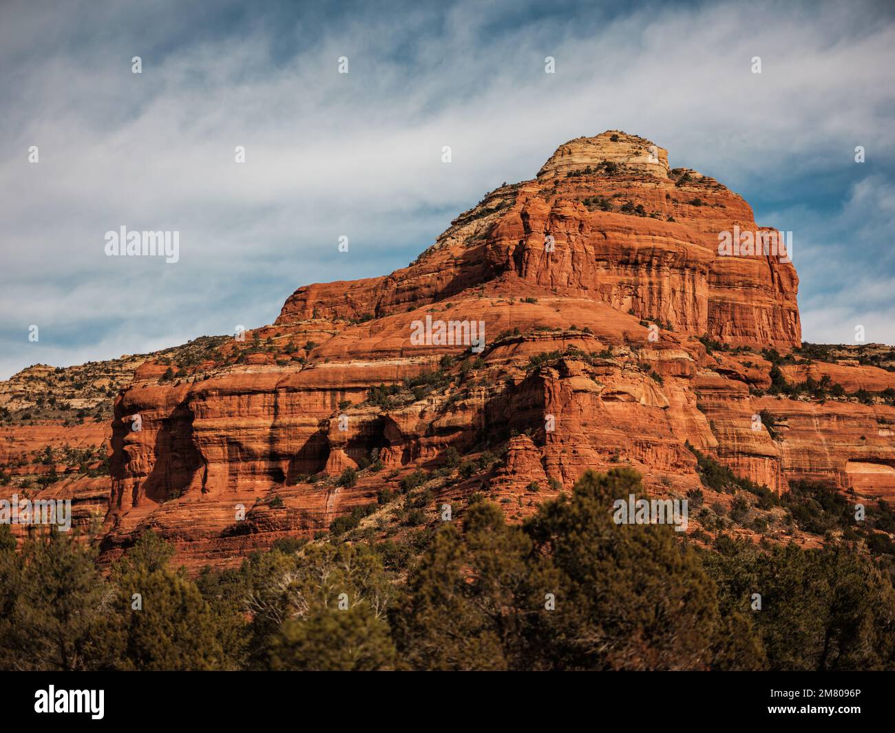 Sedona è una città desertica dell'Arizona, vicino a Flagstaff, nota per le sue rocce rocciose, le ripide pareti del canyon e le foreste di pini sempreverdi. Foto Stock