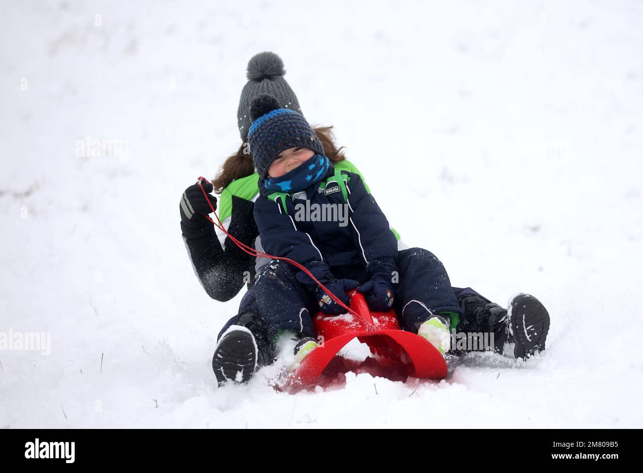 Bjelasnica, Bosnia-Erzegovina, 11 gennaio 2023. La prima neve quest'anno cadde sul monte Bjelasnica vicino a Sarajevo. Anche se non ci sono sci, il più giovane ha approfittato dell'occasione per i giochi di neve, a Bjelasnica, Bosnia-Erzegovina, il 11 gennaio 2023. Foto: Armin Durgut/PIXSELL Foto Stock