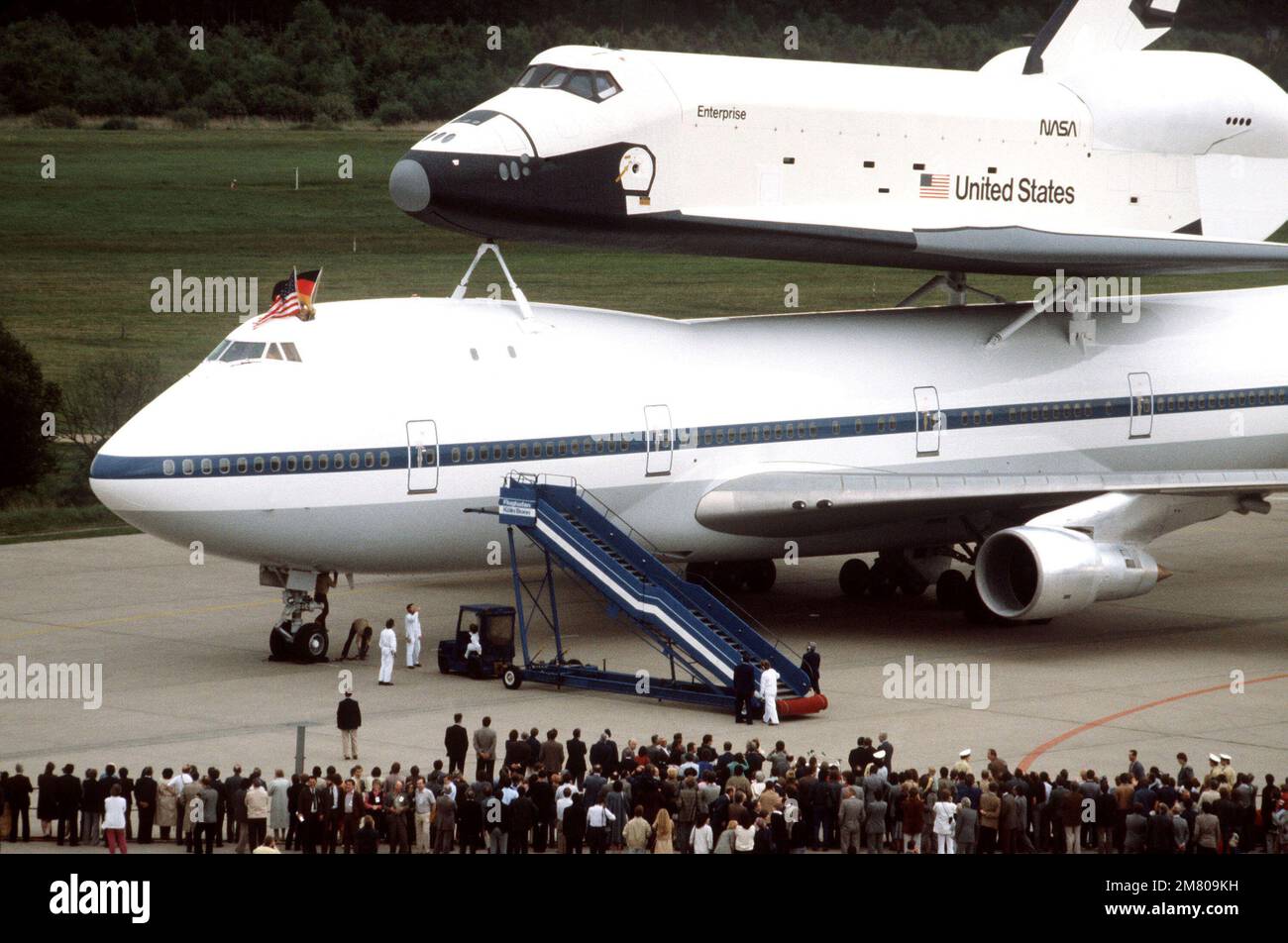 Gli spettatori osservano l'arrivo dell'orbiter dello Space Shuttle e del suo aereo da trasporto 747 appositamente modificato all'aeroporto di Koln-Bonn. L'Enterprise è in aeroporto per cinque giorni prima di andare al Paris Air Show. Paese: Germania / Germania (DEU) Foto Stock