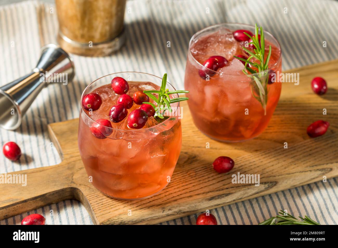 Boozy cocktail rinfrescante Cranberry di Natale con gin e rosmarino Foto Stock