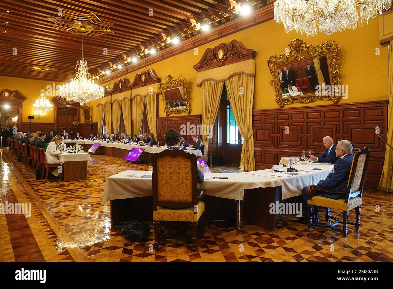 (Front-from R-L) il Presidente degli Stati Uniti Joe Biden, il Presidente messicano Andres Manuel Lopez Obrador e il primo Ministro canadese Justin Trudeau partecipano al 10th North American Leaders Summit al Palazzo Nazionale di Città del Messico, in Messico, il 10 gennaio 2023. Foto del Presidente messicano Ufficio Stampa / UPI Foto Stock