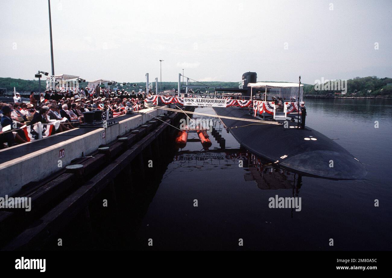 Una visione d'insieme delle cerimonie di committenza per il sottomarino d'attacco nucleare USS ALBUQUERQUE (SSN-706) che mostra il sottomarino al molo e la disposizione dei posti a sedere. Base: Naval Submarine base, Groton Stato: Connecticut (CT) Paese: Stati Uniti d'America (USA) Foto Stock