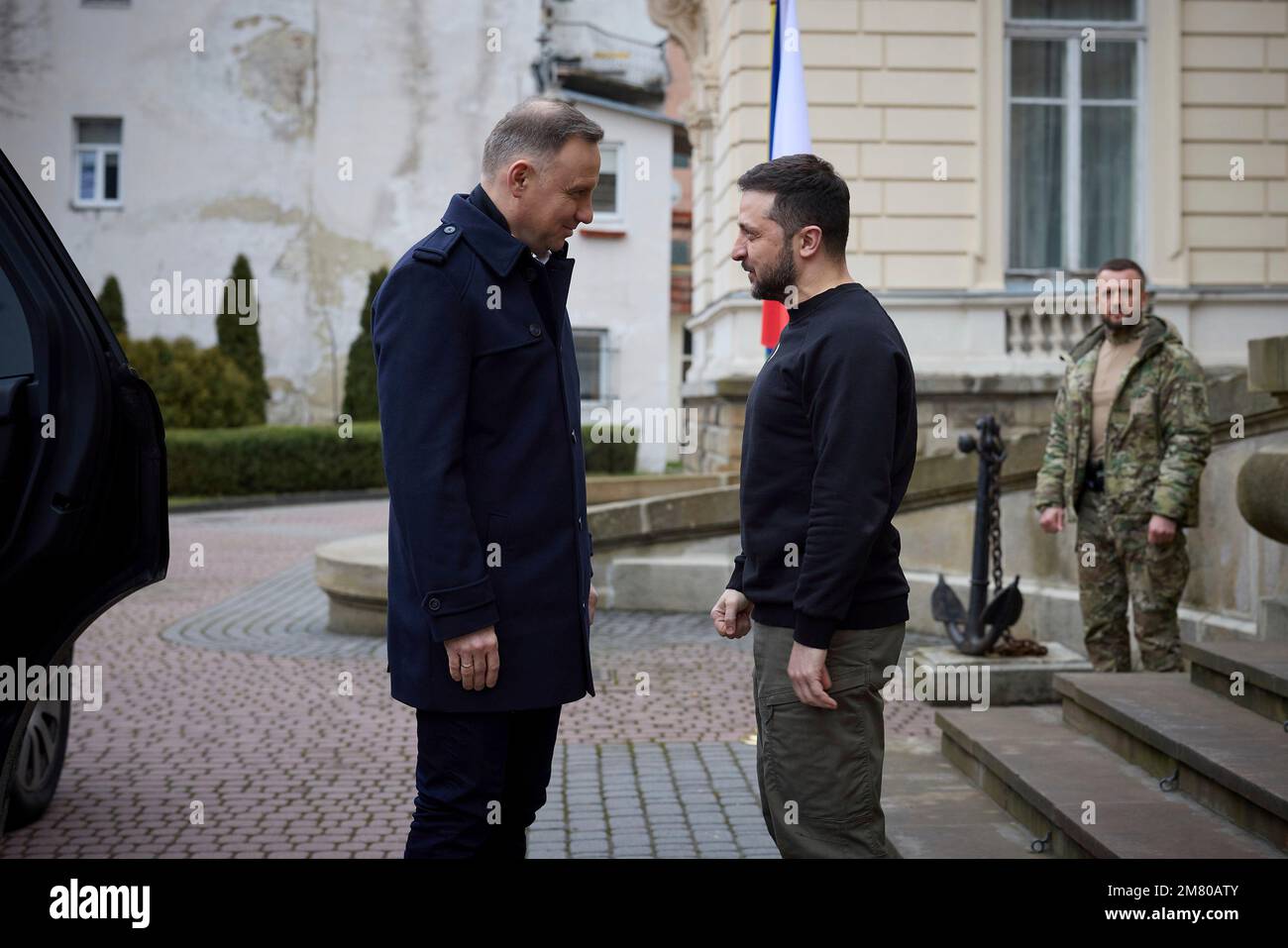 Lviv, Ucraina. 11th Jan, 2023. Il presidente ucraino Volodymyr Zelenskyy, a destra, saluta il presidente polacco Andrzej Duda, all'arrivo del secondo vertice del Triangolo di Lublino, il 11 gennaio 2023 a Leopoli, Ucraina. Il presidente polacco Andrzej Duda ha annunciato che manderà 14 carri armati leopardo per sostenere l'Ucraina. Credit: Ukraine Presidency/Ukraine Presidency/Alamy Live News Foto Stock