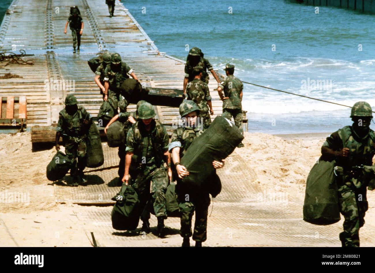 I marines vengono a riva da un'imbarcazione di atterraggio di utilità (LCU) per partecipare come membri di una forza di pace multinazionale. Base: Beirut Nazione: Libano (LBN) Foto Stock