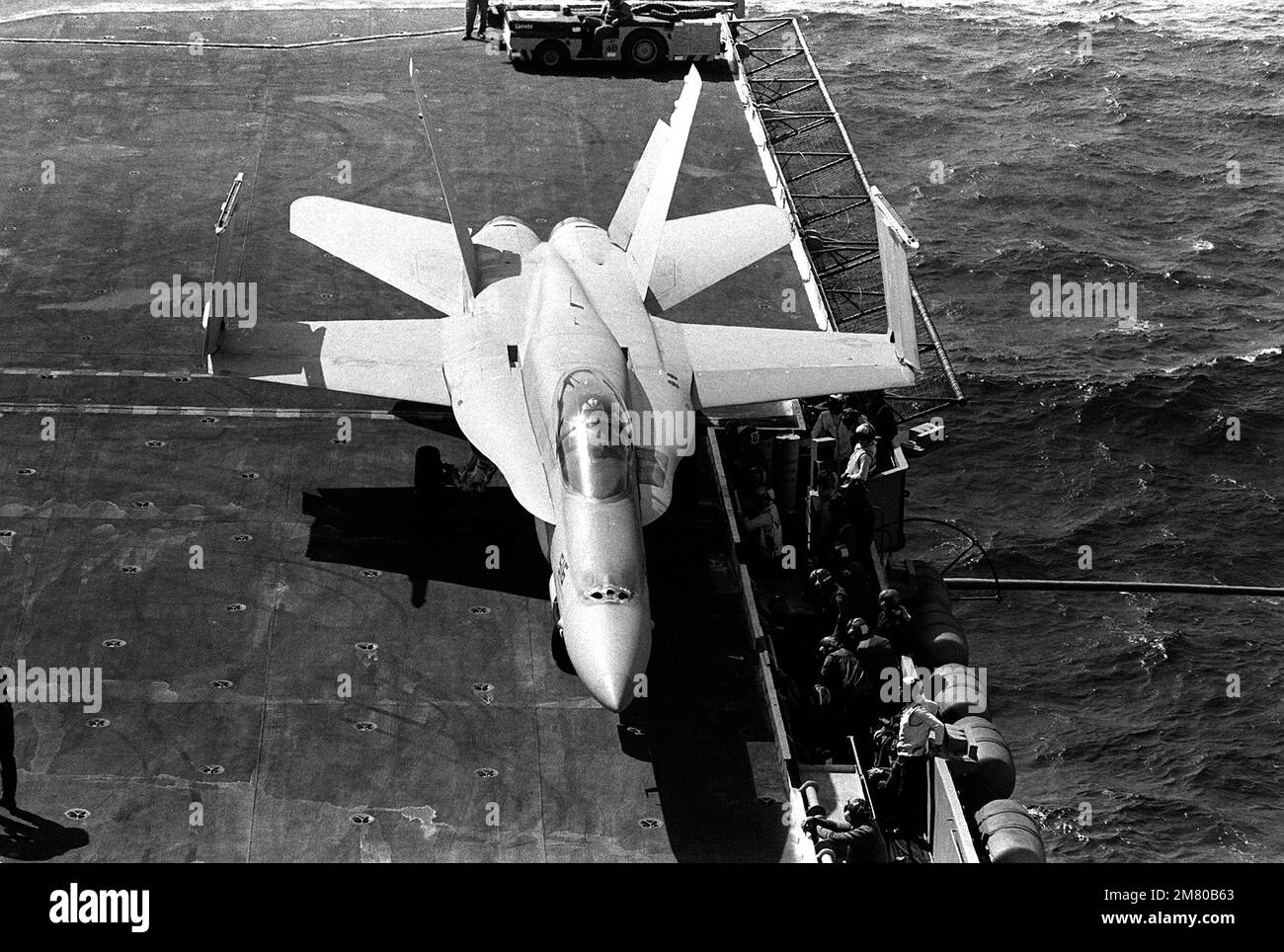 Vista frontale rialzata di un aeromobile F/A-18 Hornet con punte delle alette ripiegate sul ponte della portaerei USS KITTY HAWK (CV-63). Paese: Sconosciuto Foto Stock