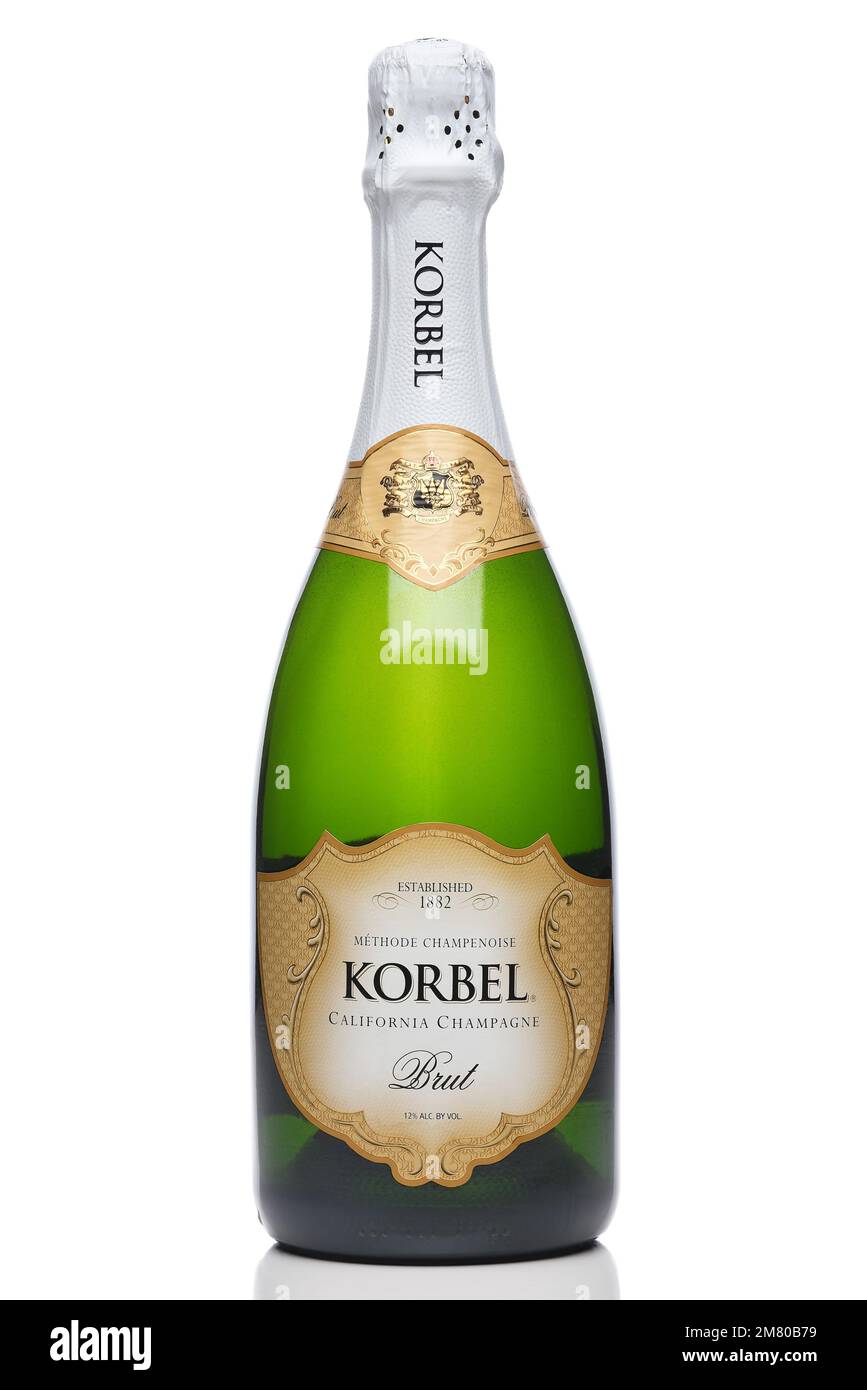 IRVINE, CALIFORNIA - 30 DEC 2022: Una bottiglia di champagne californiano Korbel Brut. Foto Stock