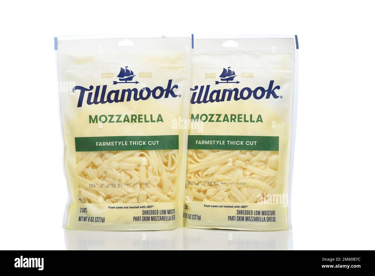 IRVINE, CALIFORNIA - 30 DEC 2022: Due sacchetti di Mozzarella Tillamook Farmstyle taglio spesso. Foto Stock