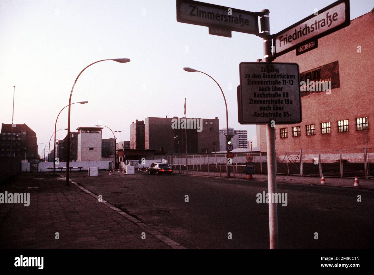 Una panoramica del Checkpoint Charlie, il valico di frontiera per diplomatici e personale alleato tra la Germania orientale e la Germania occidentale. Base: Berlino Ovest Nazione: Germania / Germania (DEU) Foto Stock