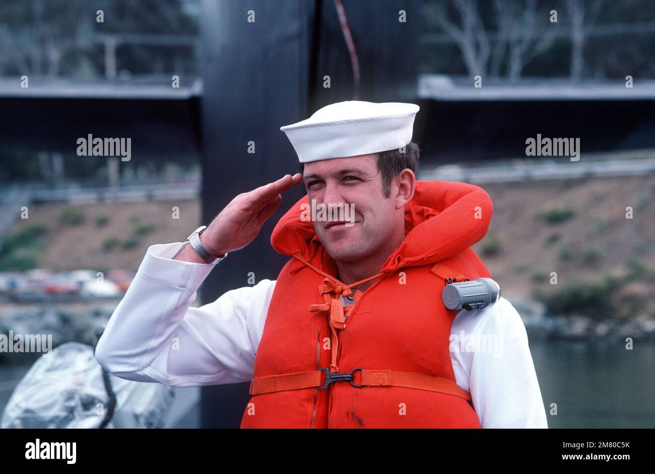 Il messaggero dell'orologio saluta mentre un visitatore viene a bordo del quarterdeck del sottomarino di attacco nucleare della classe Los Angeles USS LA JOLLA (SSN-701). Base: San Diego Stato: California (CA) Paese: Stati Uniti d'America (USA) Foto Stock