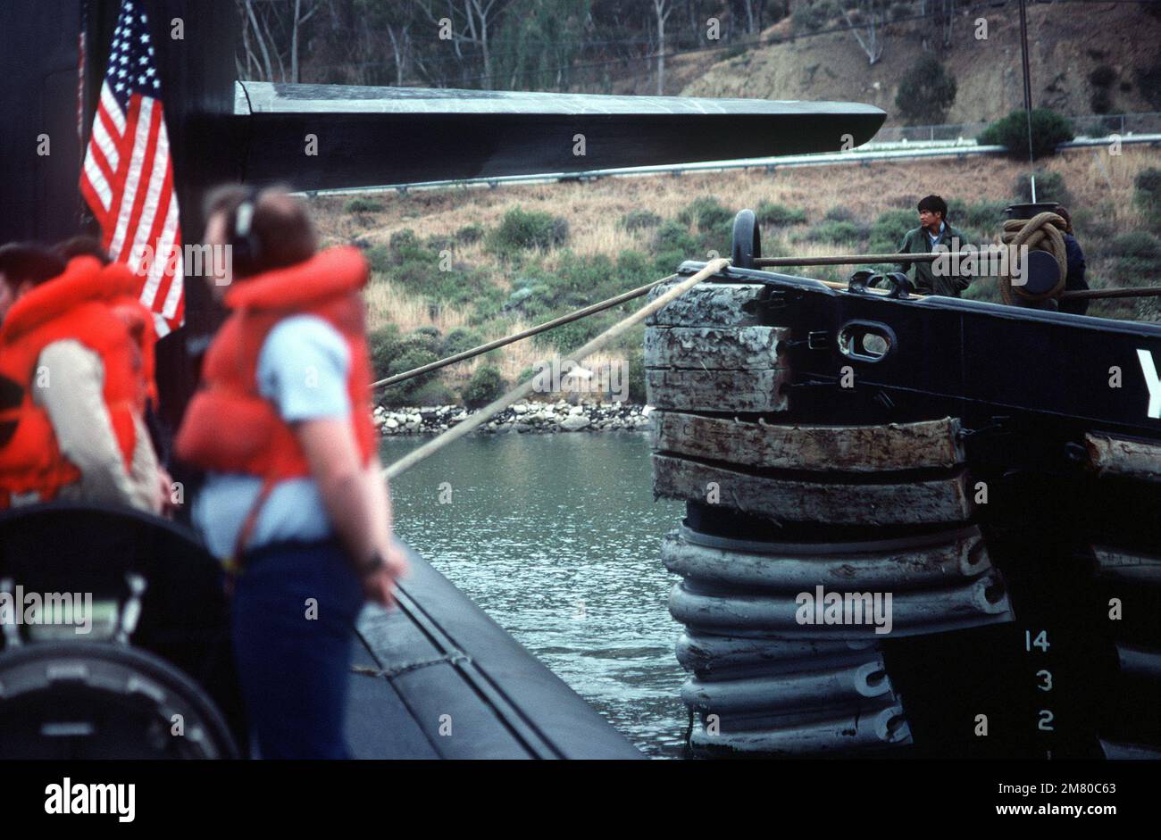 I Linehandlers attendono l'ordine di buttare via le file mentre il sottomarino di attacco nucleare della classe Los Angeles USS LA JOLLA (SSN-701) si prepara ad iniziare. Base: San Diego Stato: California (CA) Paese: Stati Uniti d'America (USA) Foto Stock