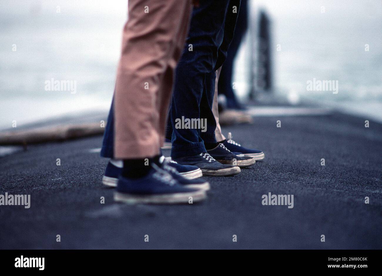 I linehanders a bordo del sottomarino d'attacco nucleare della classe Los Angeles USS LA JOLLA (SSN-701) indossano delle sneaker per una migliore trazione sullo scafo superiore con rivestimento ruvido. Base: San Diego Stato: California (CA) Paese: Stati Uniti d'America (USA) Foto Stock