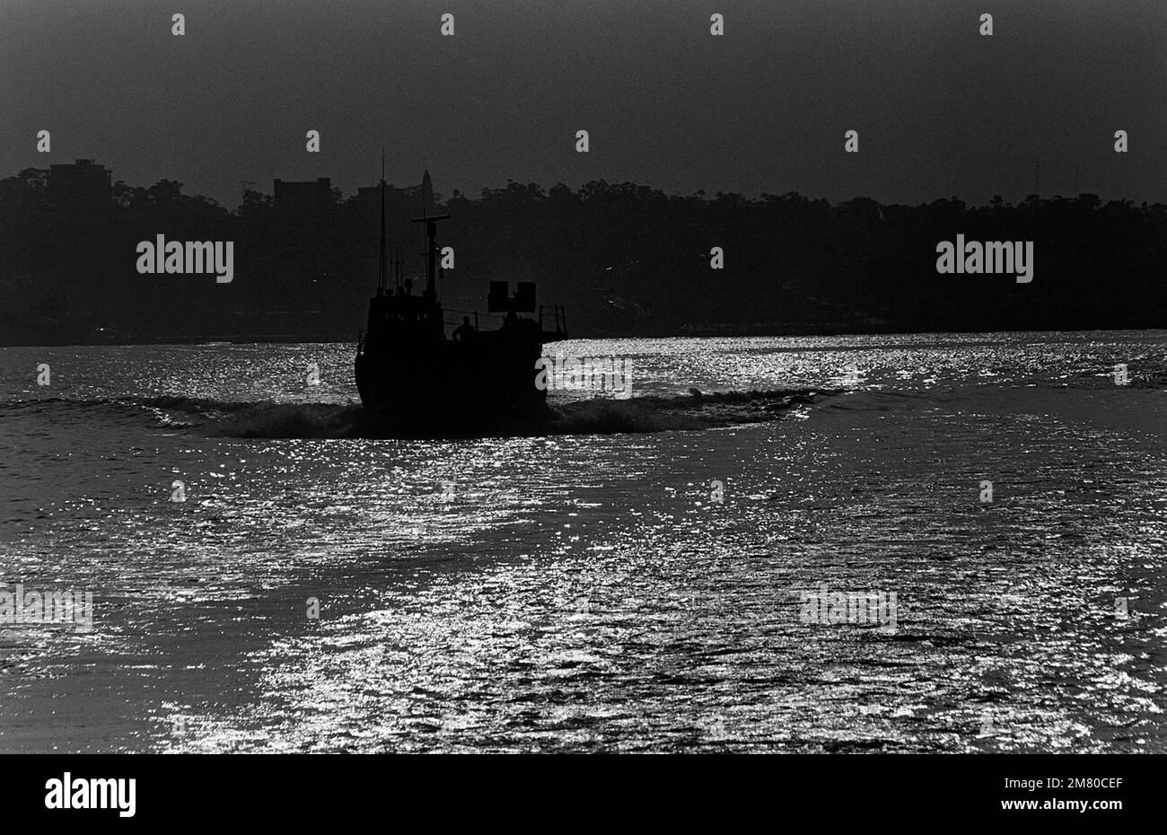 Una Marina PB Mark III è affiorata contro l'acqua mentre lascia il porto per la sepoltura in mare di LCDR Albert A. Schaufelberger. Schaufelberger è stato ucciso a San Salvador. Base: San Diego Stato: California (CA) Paese: Stati Uniti d'America (USA) Foto Stock