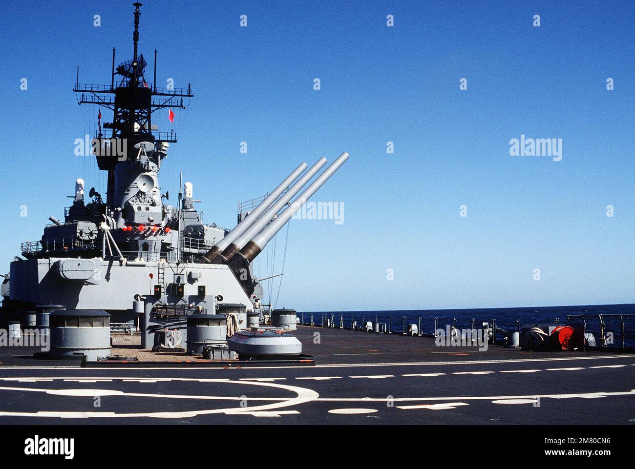Una vista delle pistole Mark da 7 16 pollici/50 pollici montate a poppa a bordo della corazzata USS NEW JERSEY (BB-62) con i barili sollevati e addestrati a dritta. Paese: Sconosciuto Foto Stock