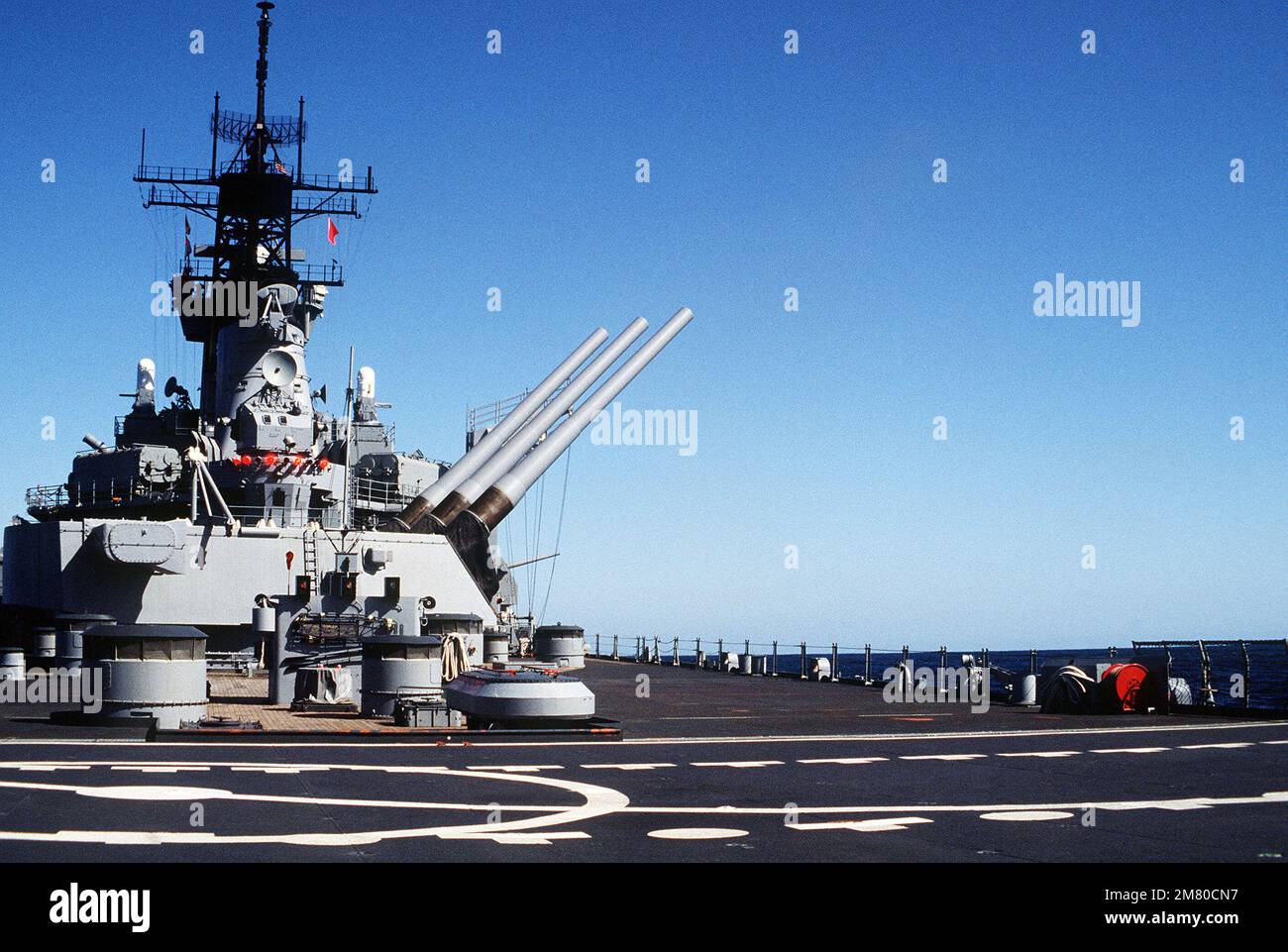 Una vista delle pistole Mark da 7 16 pollici/50 pollici montate a poppa a bordo della corazzata USS NEW JERSEY (BB-62) con i barili sollevati e addestrati a dritta. Paese: Sconosciuto Foto Stock