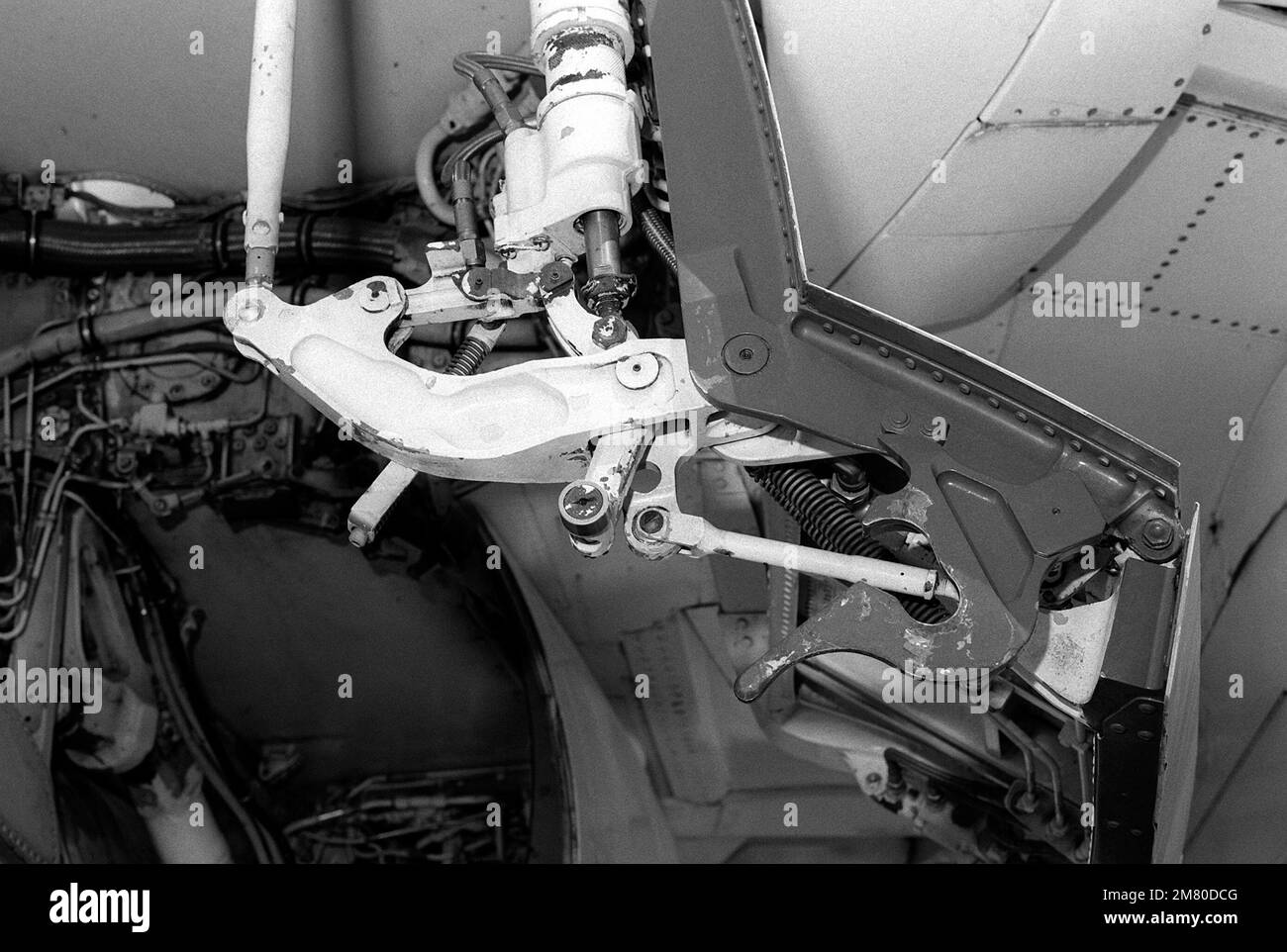Vista del meccanismo principale del carrello portuale di atterraggio di un aeromobile Intruder A-6E. La A-6E è stata costretta a fare un atterraggio di emergenza arrestato quando il carrello principale di atterraggio del porto è stato bloccato in posizione sollevata dalla porta di accesso del motore del porto. Base: Naval Air Station, Pensacola Stato: Florida (FL) Paese: Stati Uniti d'America (USA) Foto Stock
