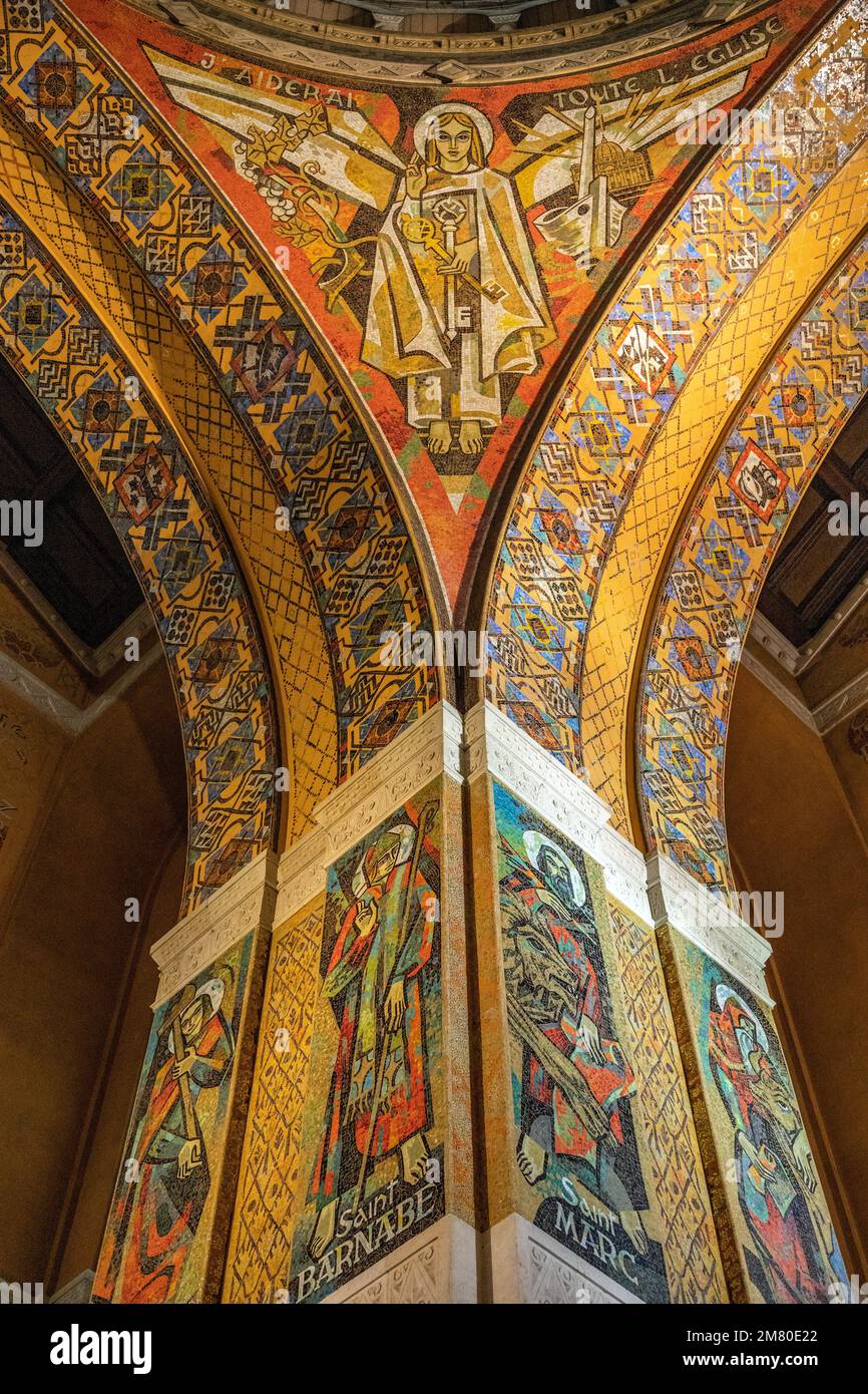 PILASTRO SUD COPERTO DI MOSAICI DI PIERRE GAUDIN, BASILICA DI SAINTE-THERESE DI LISIEUX, LUOGO DI PELLEGRINAGGIO, LISIEUX, PAYS D'AUGE, NORMANDIA, FRANCIA Foto Stock