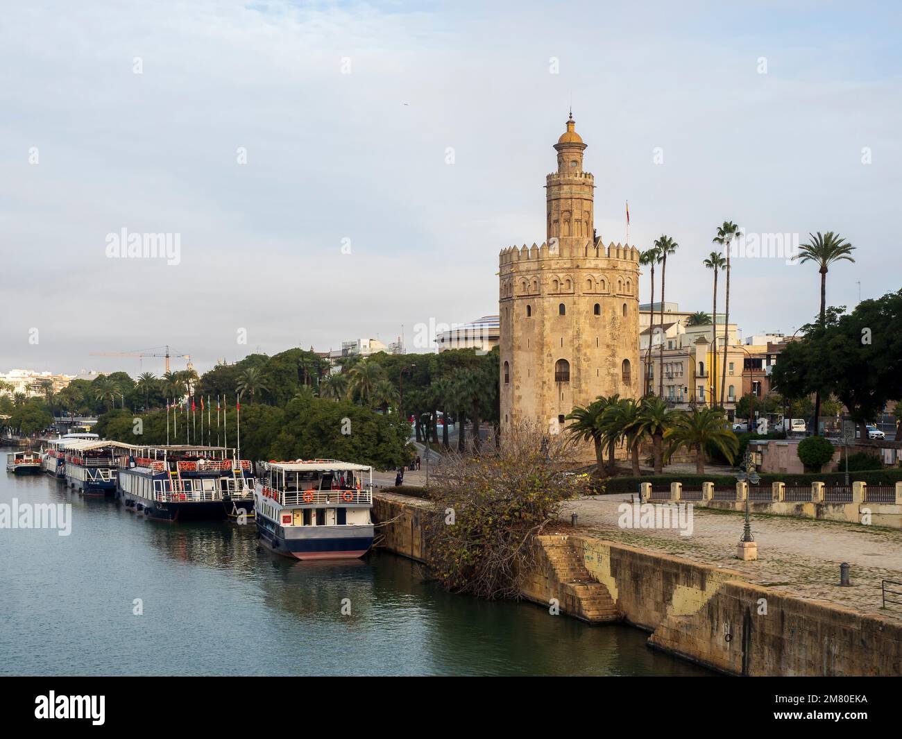 Vista sulla Torre del Oro di Siviglia vicino al fiume Guadalquivir. Foto Stock