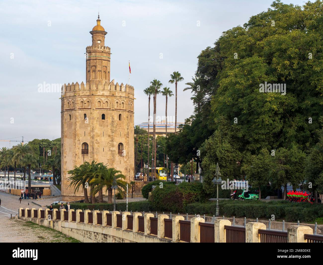 Vista sulla Torre del Oro di Siviglia vicino al fiume Guadalquivir. Foto Stock