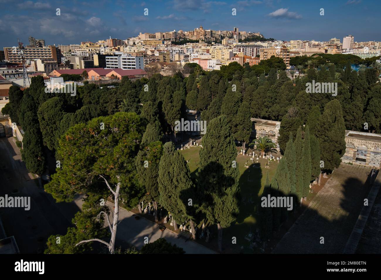 Veduta aerea panoramica di Cagliari con in primo piano il cimitero di Bonaria Foto Stock