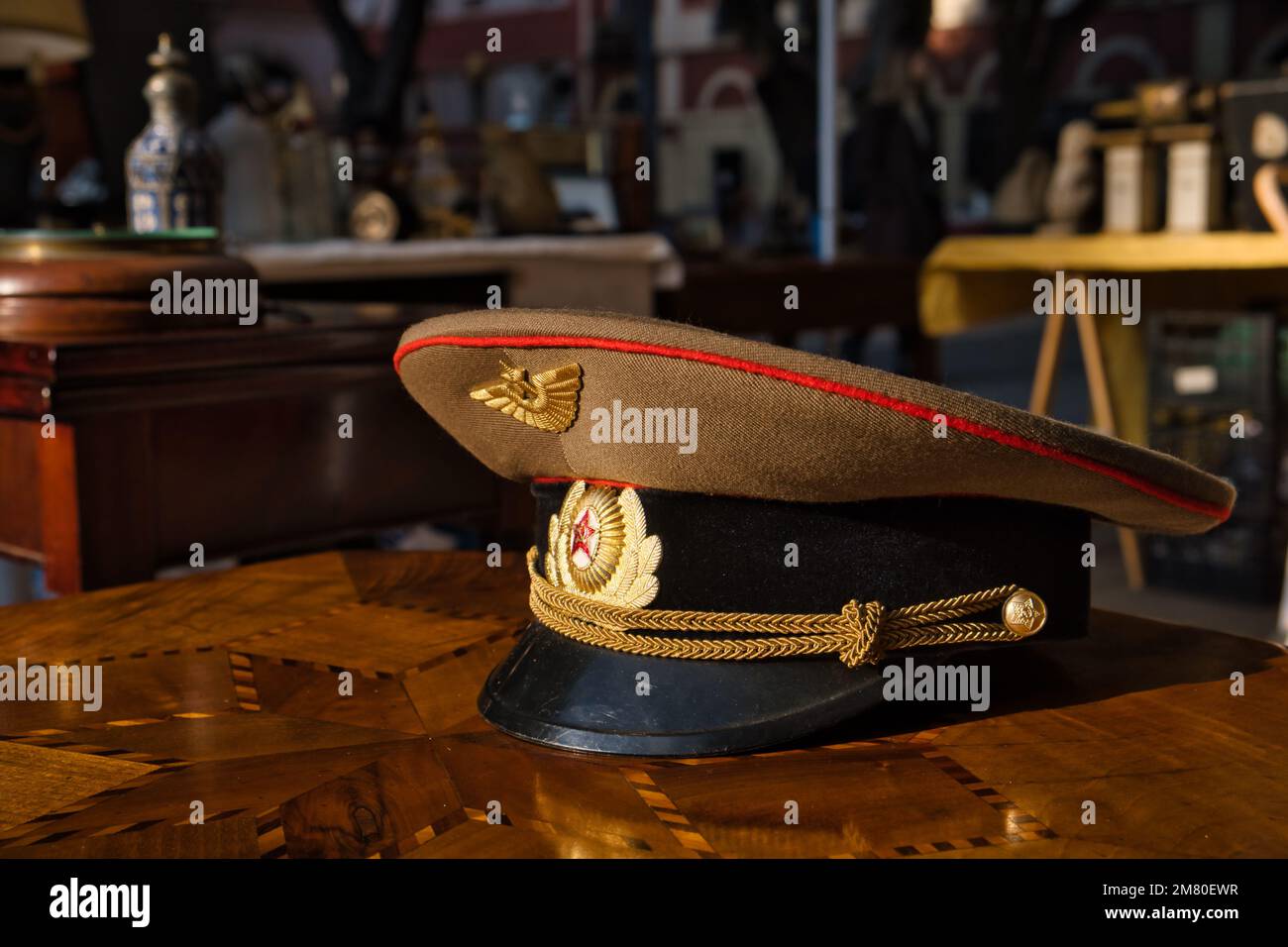 Primo piano di un vecchio cappello militare russo al mercato delle pulci di Cagliari Foto Stock