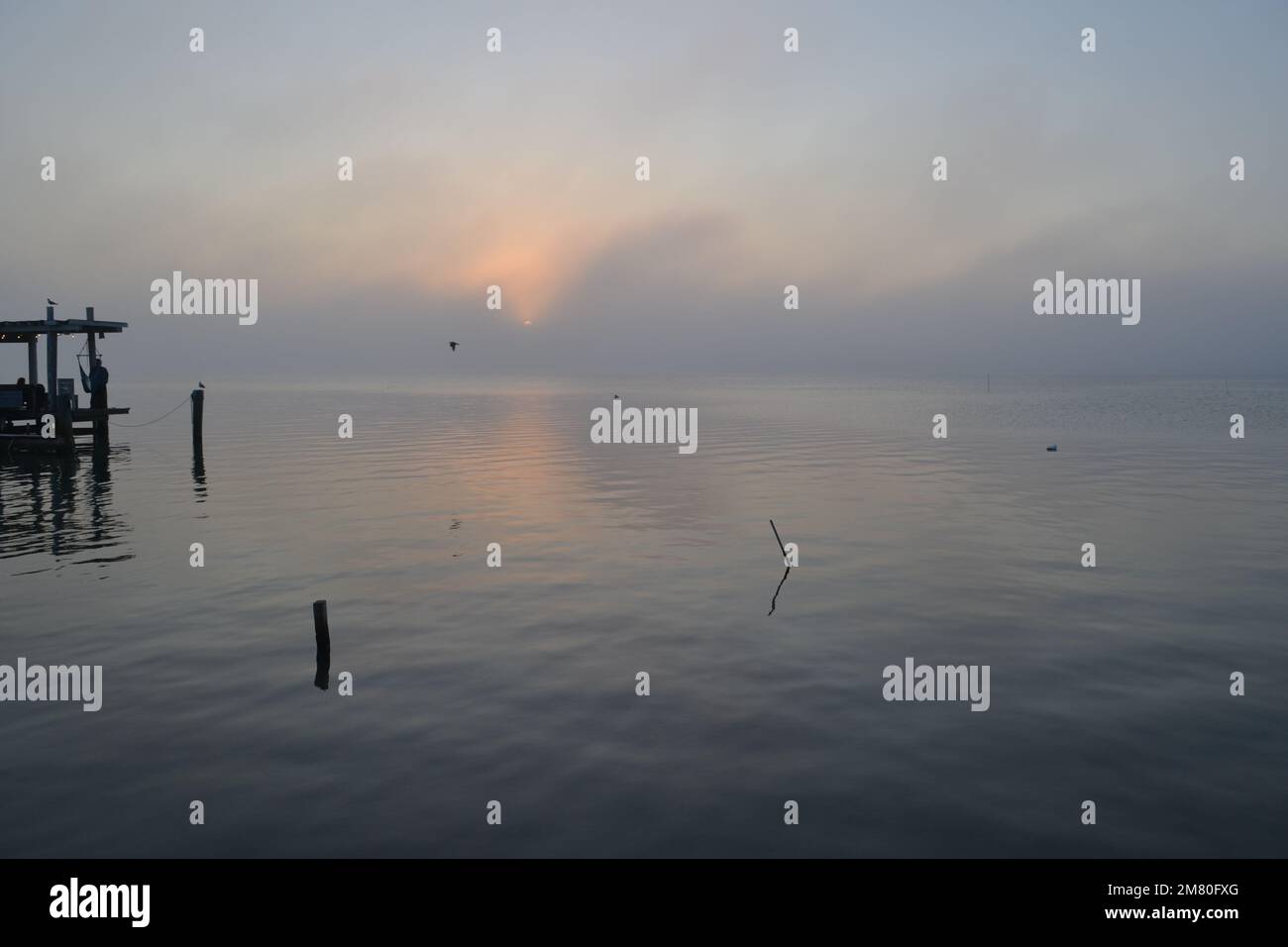 Tramonto mozzafiato sulle calme acque di Laguna madre a South padre Island, Texas: Un'ora d'oro di tranquillità in un paradiso tropicale costiero Foto Stock