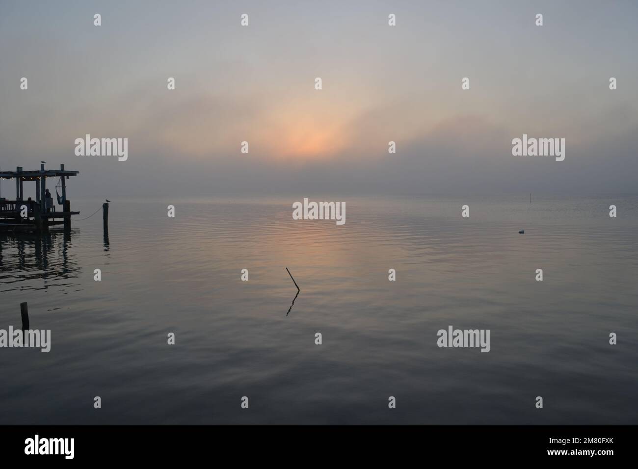 Tramonto mozzafiato sulle calme acque di Laguna madre a South padre Island, Texas: Un'ora d'oro di tranquillità in un paradiso tropicale costiero Foto Stock