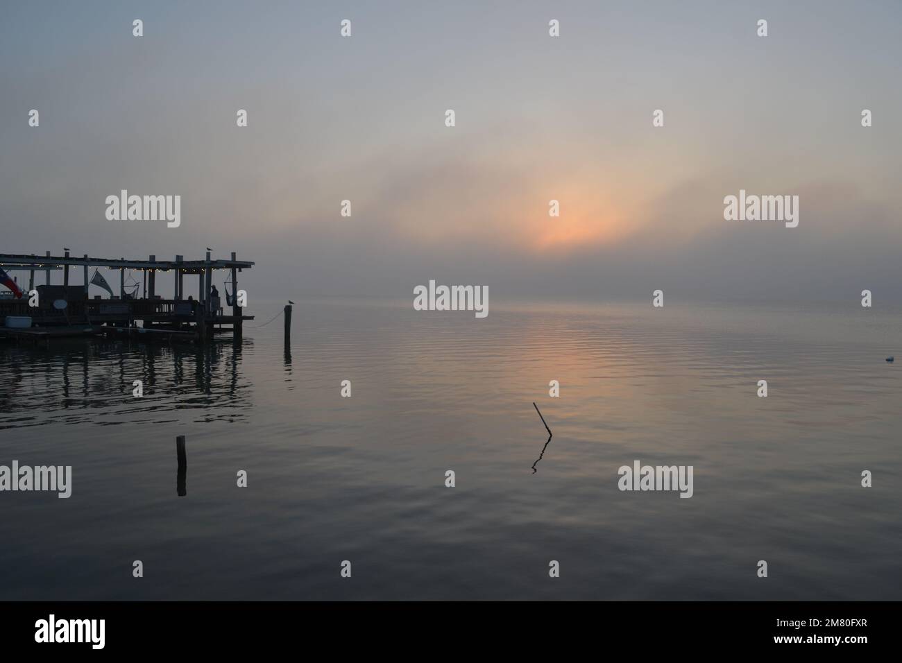 Tramonto mozzafiato sulle calme acque di Laguna madre a South padre Island, Texas: Un'ora d'oro di tranquillità in un paradiso tropicale costiero Foto Stock