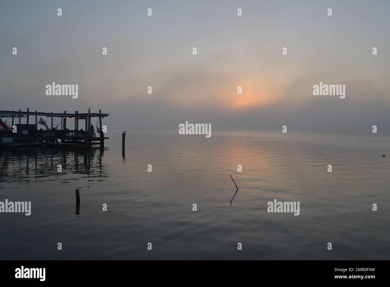 Tramonto mozzafiato sulle calme acque di Laguna madre a South padre Island, Texas: Un'ora d'oro di tranquillità in un paradiso tropicale costiero Foto Stock