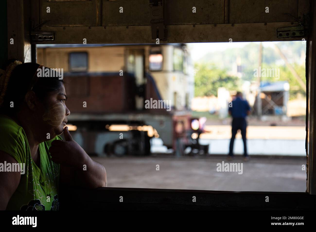 Myanmar vita quotidiana. Ritratto di signora birmana sulla ferrovia di Myanmar. A sud di Yangon Myanmar Foto Stock