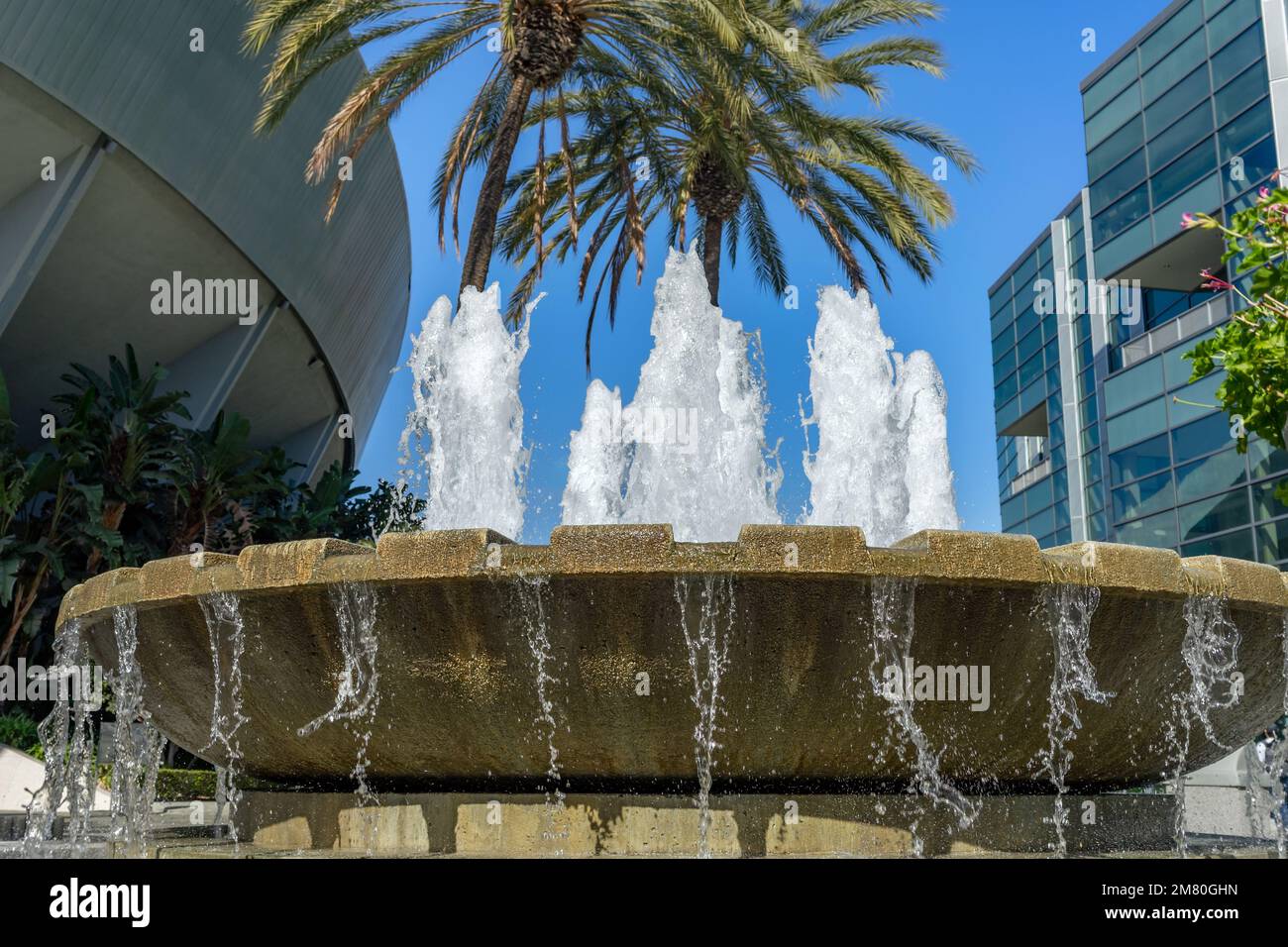 Anaheim, CA, USA – 1 novembre 2022: Piccola fontana d'acqua e palme presso l'Anaheim Convention Center di Anaheim, California. Foto Stock