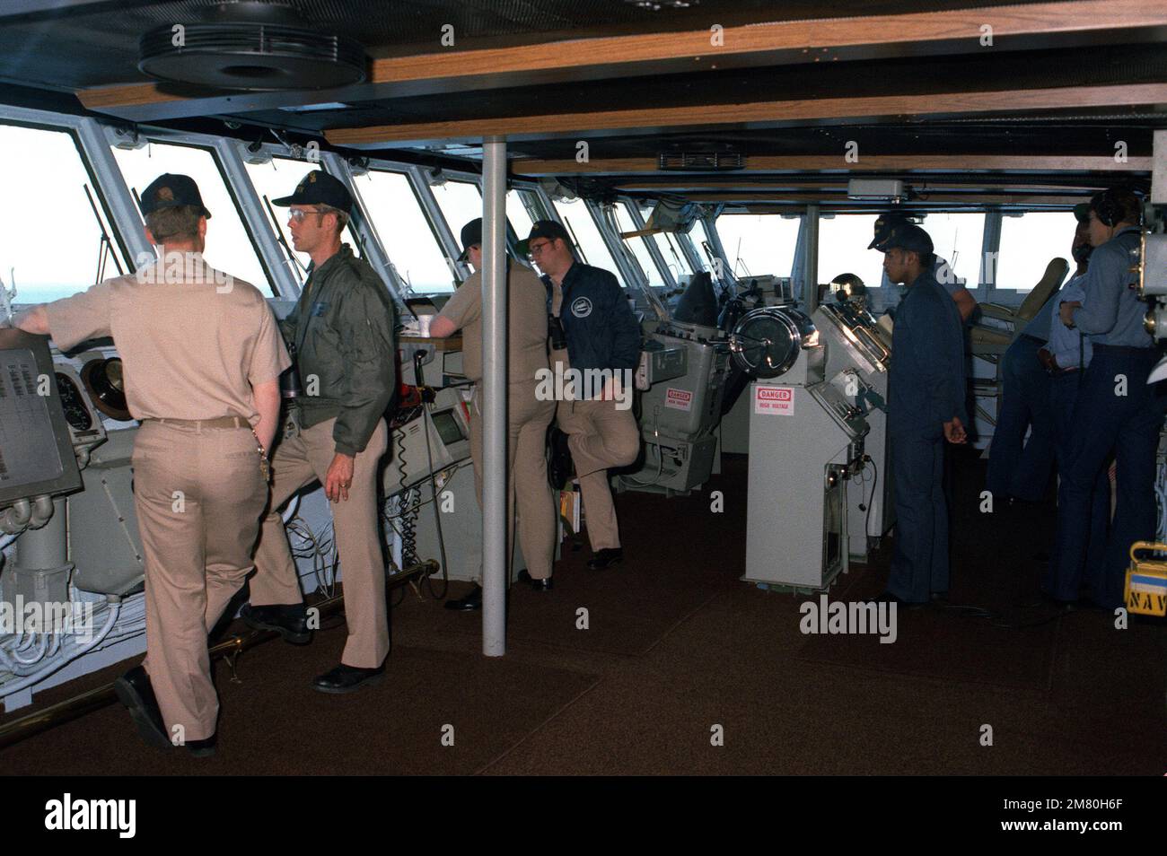 Vista del ponte della portaerei USS KITTY HAWK (CV 63). Il timone della nave è visibile al centro. Base: USS Kitty Hawk (CV 63) Foto Stock
