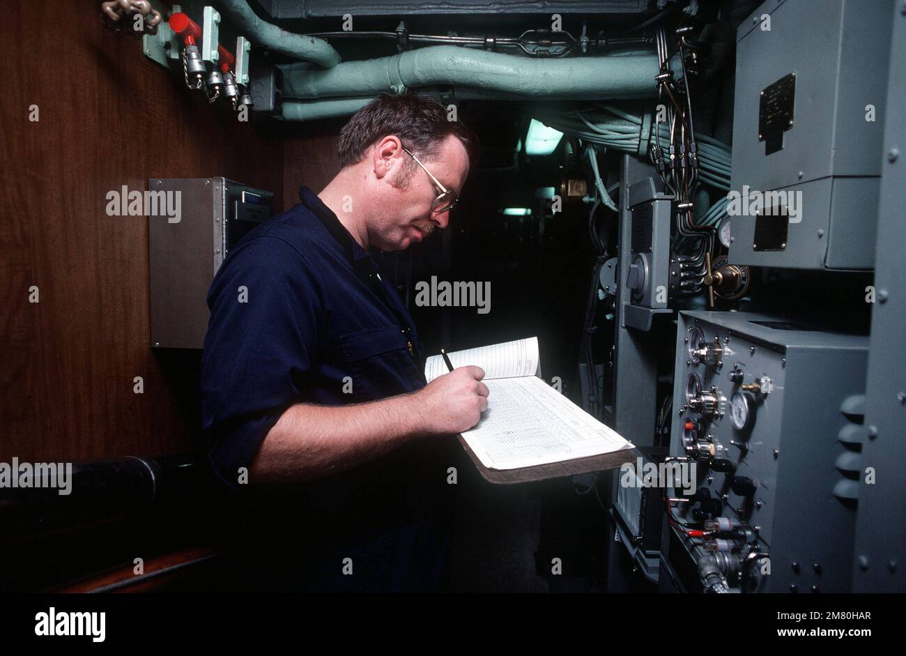 Un equipaggio registra le letture degli indicatori delle attrezzature a bordo del sottomarino di attacco nucleare della classe Los Angeles USS LA JOLLA (SSN-701). Paese: Oceano Pacifico (POC) Foto Stock